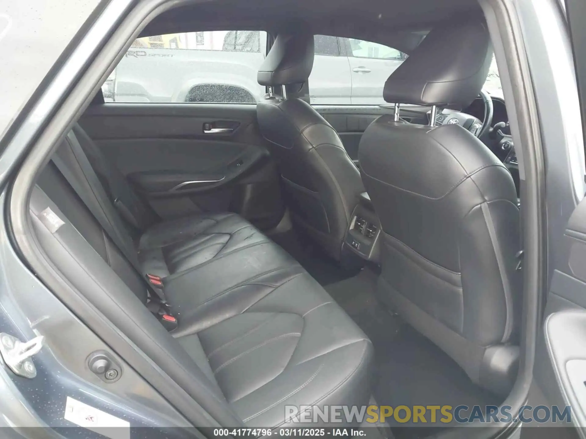 8 Photograph of a damaged car 4T1BZ1FB3KU033885 TOYOTA AVALON 2019