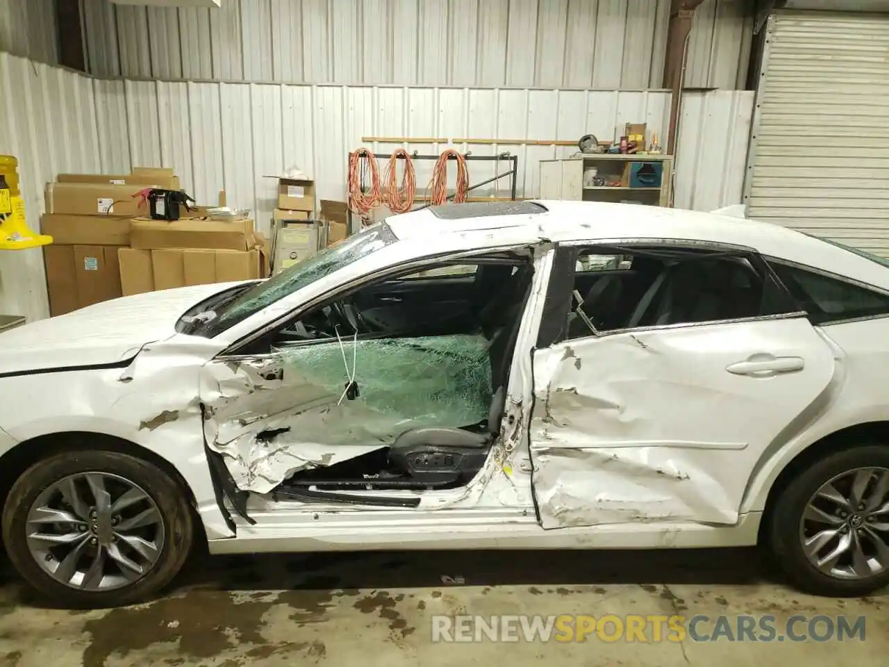 9 Photograph of a damaged car 4T1BZ1FB3KU034289 TOYOTA AVALON 2019