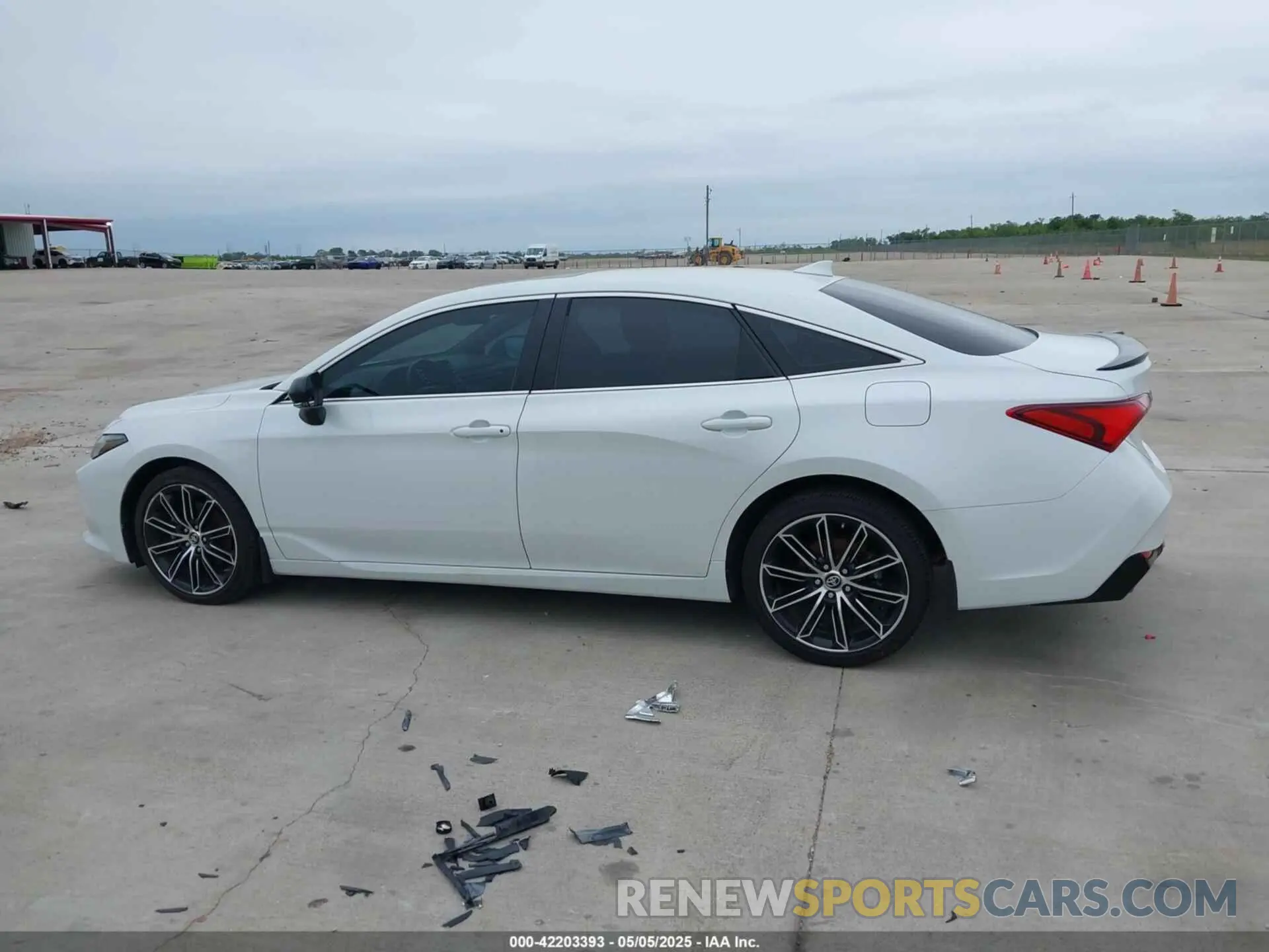14 Photograph of a damaged car 4T1BZ1FB4KU032065 TOYOTA AVALON 2019