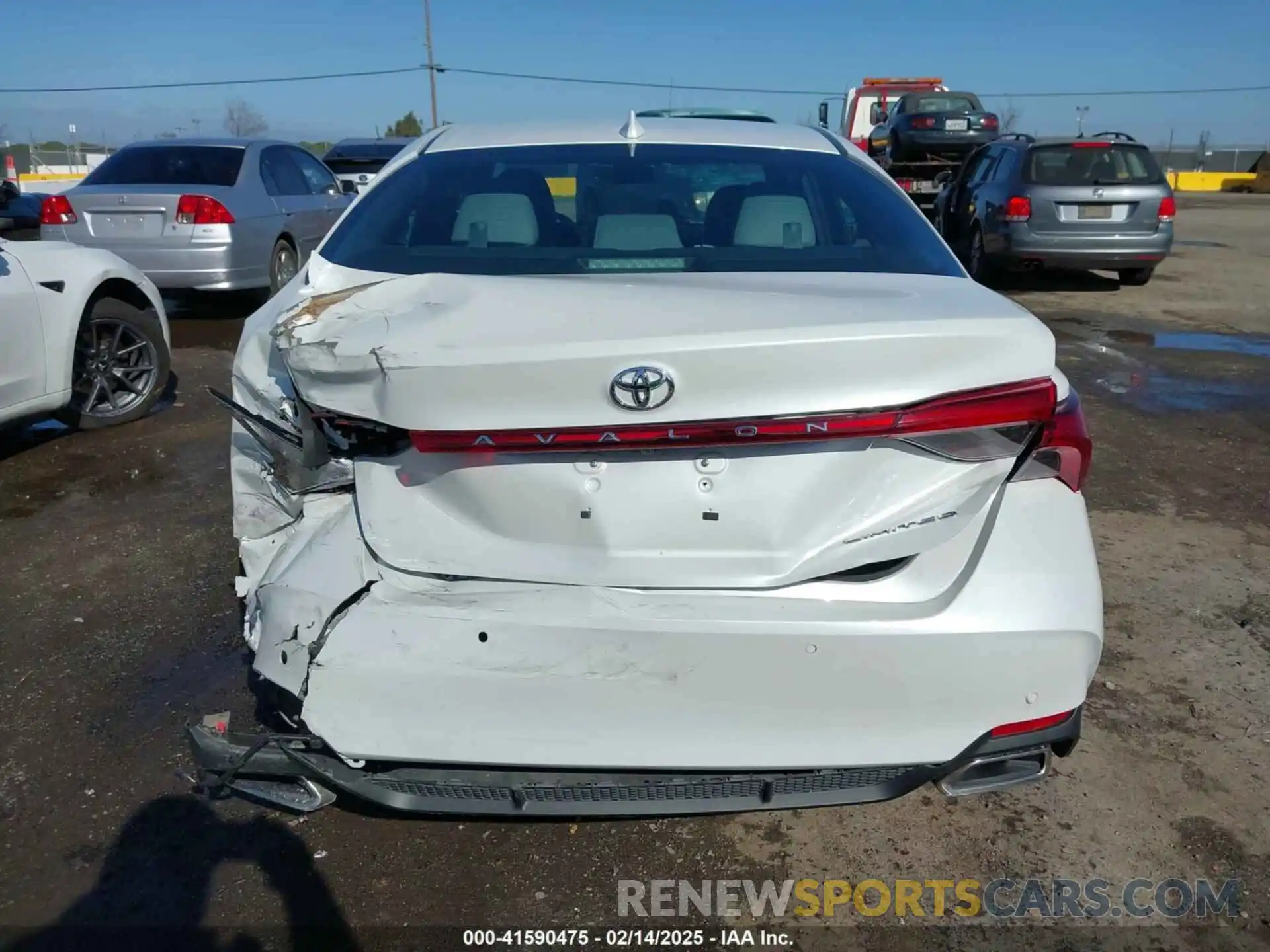 17 Photograph of a damaged car 4T1BZ1FB5KU032141 TOYOTA AVALON 2019