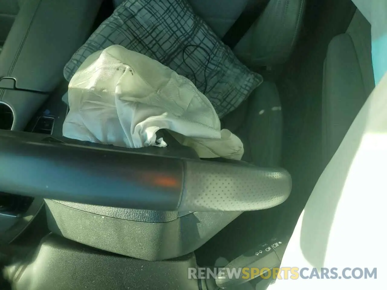 9 Photograph of a damaged car 4T1BZ1FB6KU005563 TOYOTA AVALON 2019