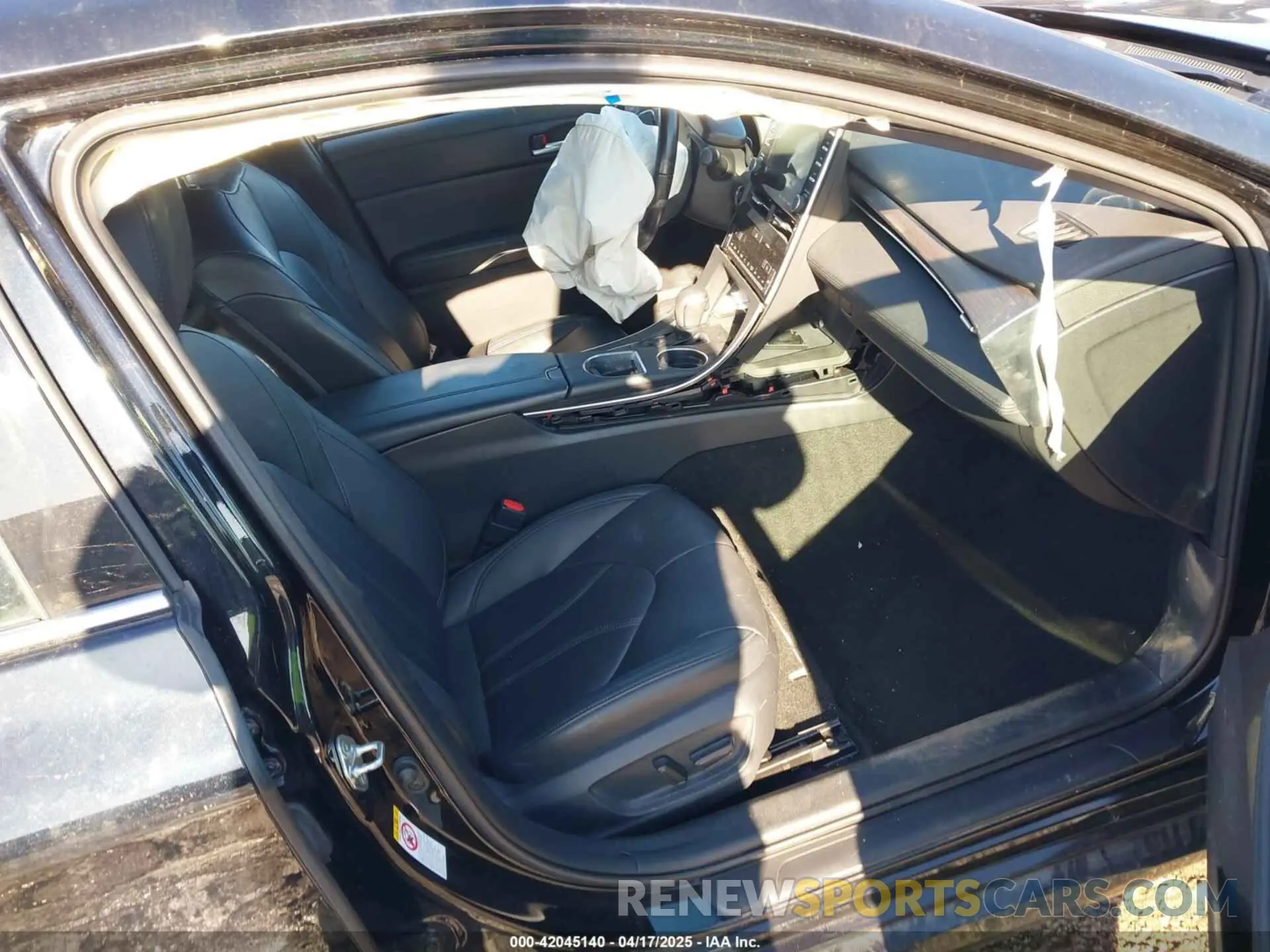 5 Photograph of a damaged car 4T1BZ1FB6KU013940 TOYOTA AVALON 2019