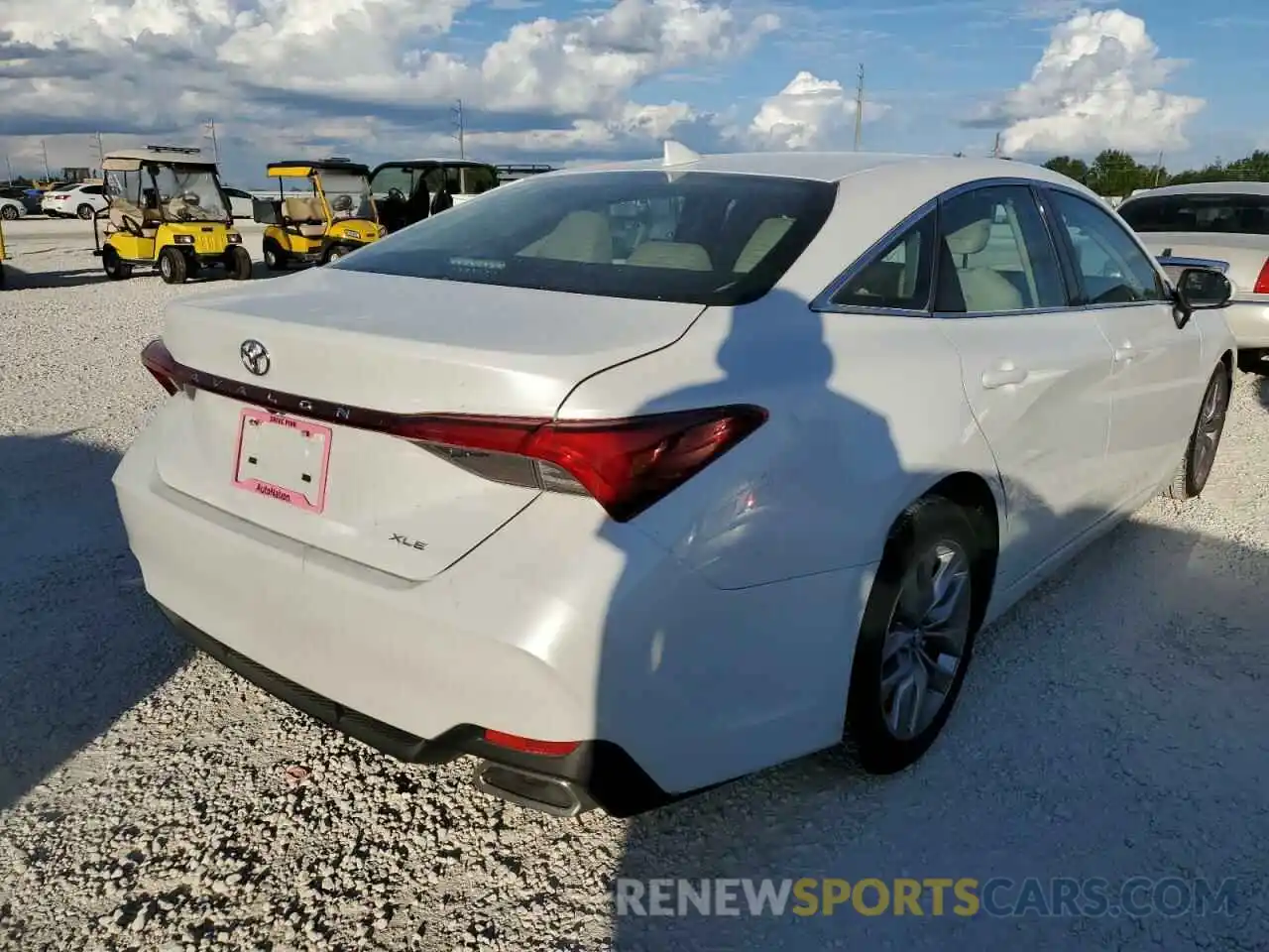 4 Photograph of a damaged car 4T1BZ1FB8KU032747 TOYOTA AVALON 2019