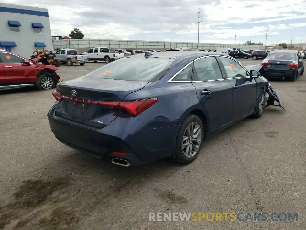 4 Photograph of a damaged car 4T1AZ1FB4LU040843 TOYOTA AVALON 2020