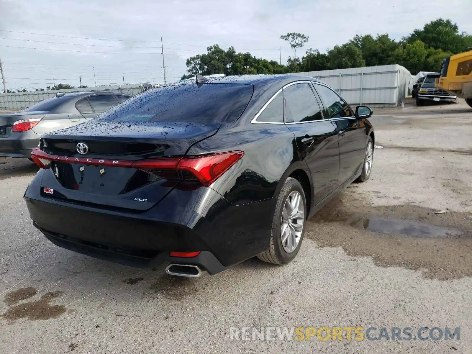 4 Photograph of a damaged car 4T1AZ1FB5LU040060 TOYOTA AVALON 2020