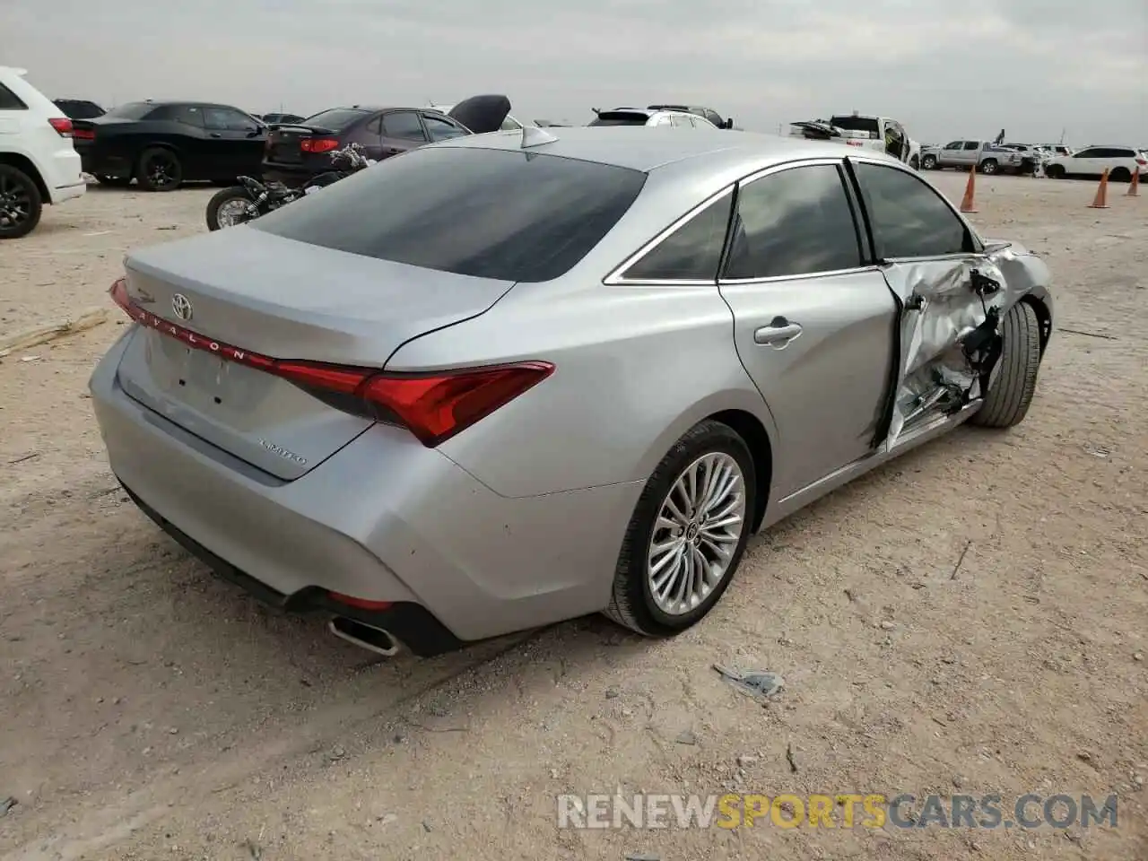 4 Photograph of a damaged car 4T1CZ1FB3LU053818 TOYOTA AVALON 2020