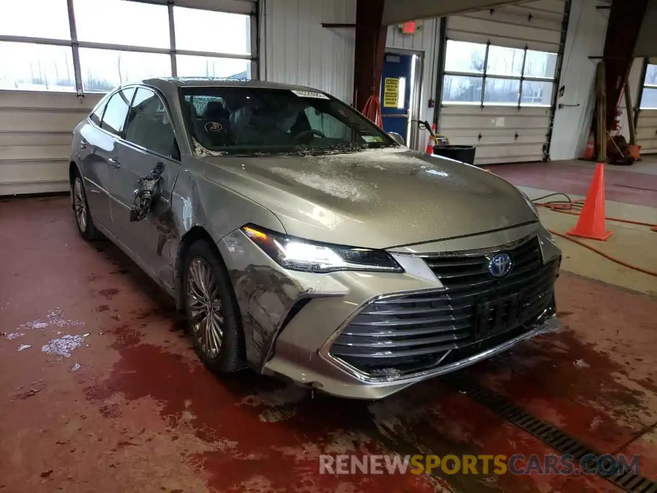 1 Photograph of a damaged car 4T1D21FB6LU013337 TOYOTA AVALON 2020