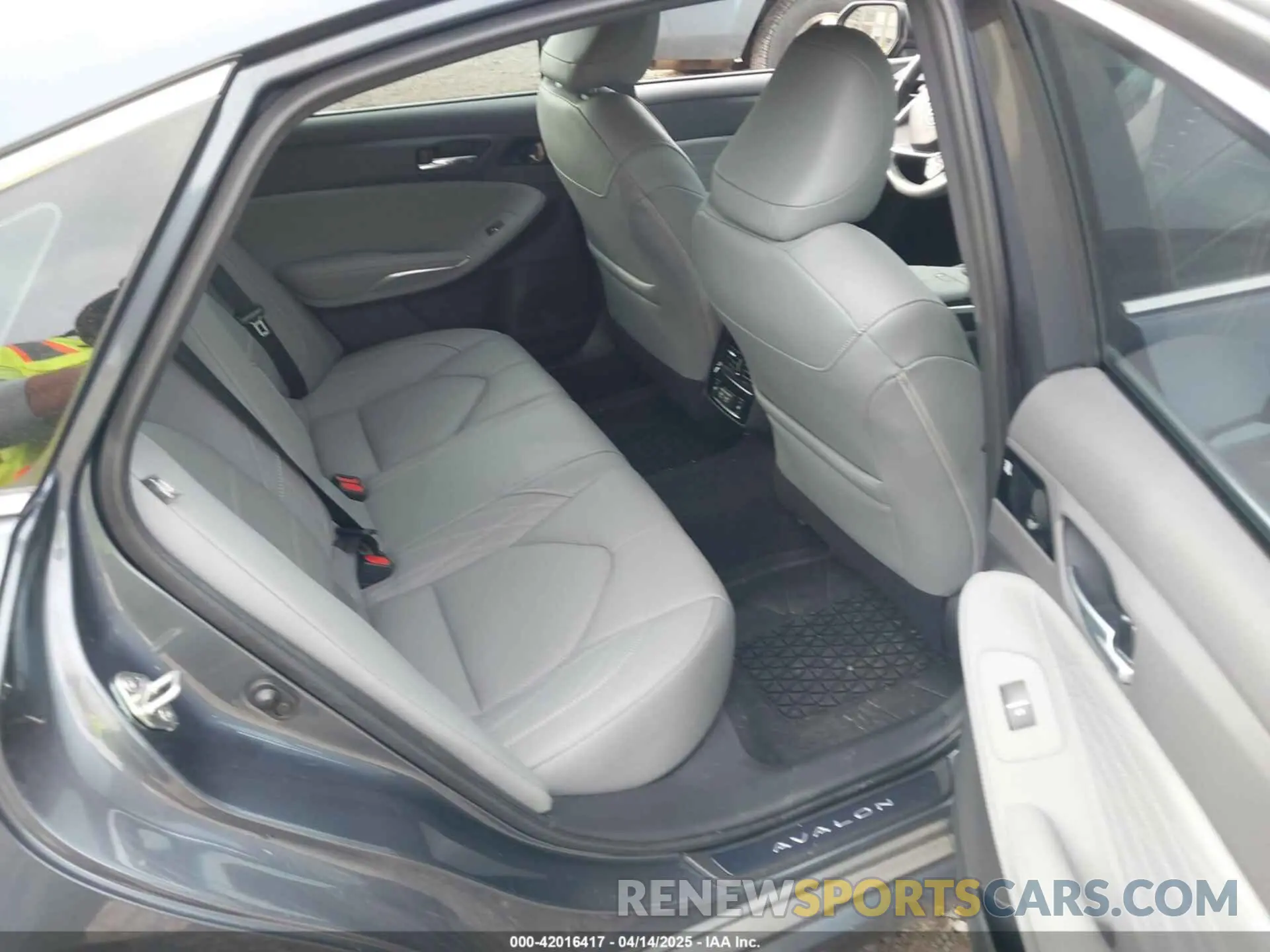 8 Photograph of a damaged car 4T1DZ1FBXLU049687 TOYOTA AVALON 2020