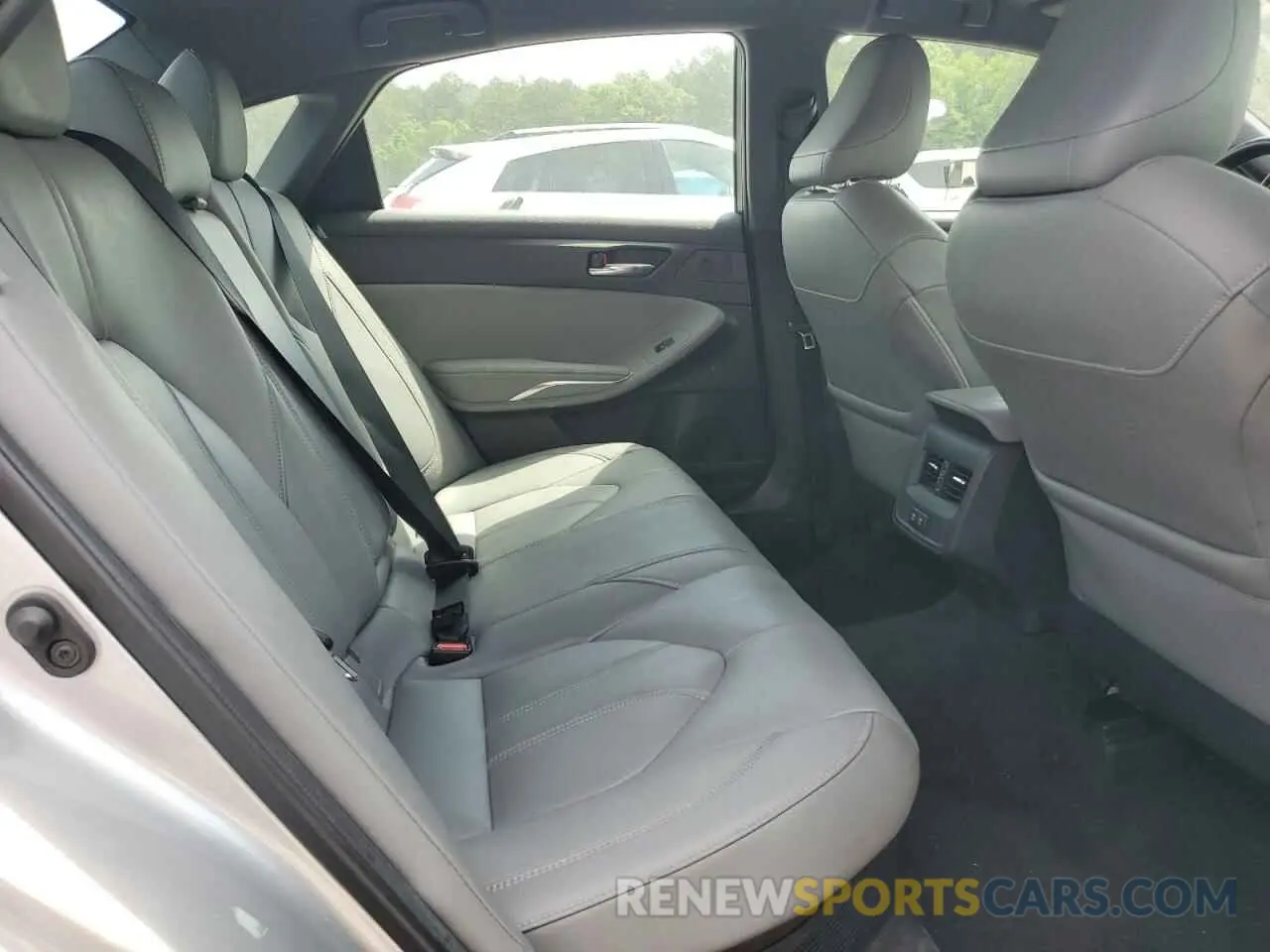 10 Photograph of a damaged car 4T1J21FB0LU018424 TOYOTA AVALON 2020