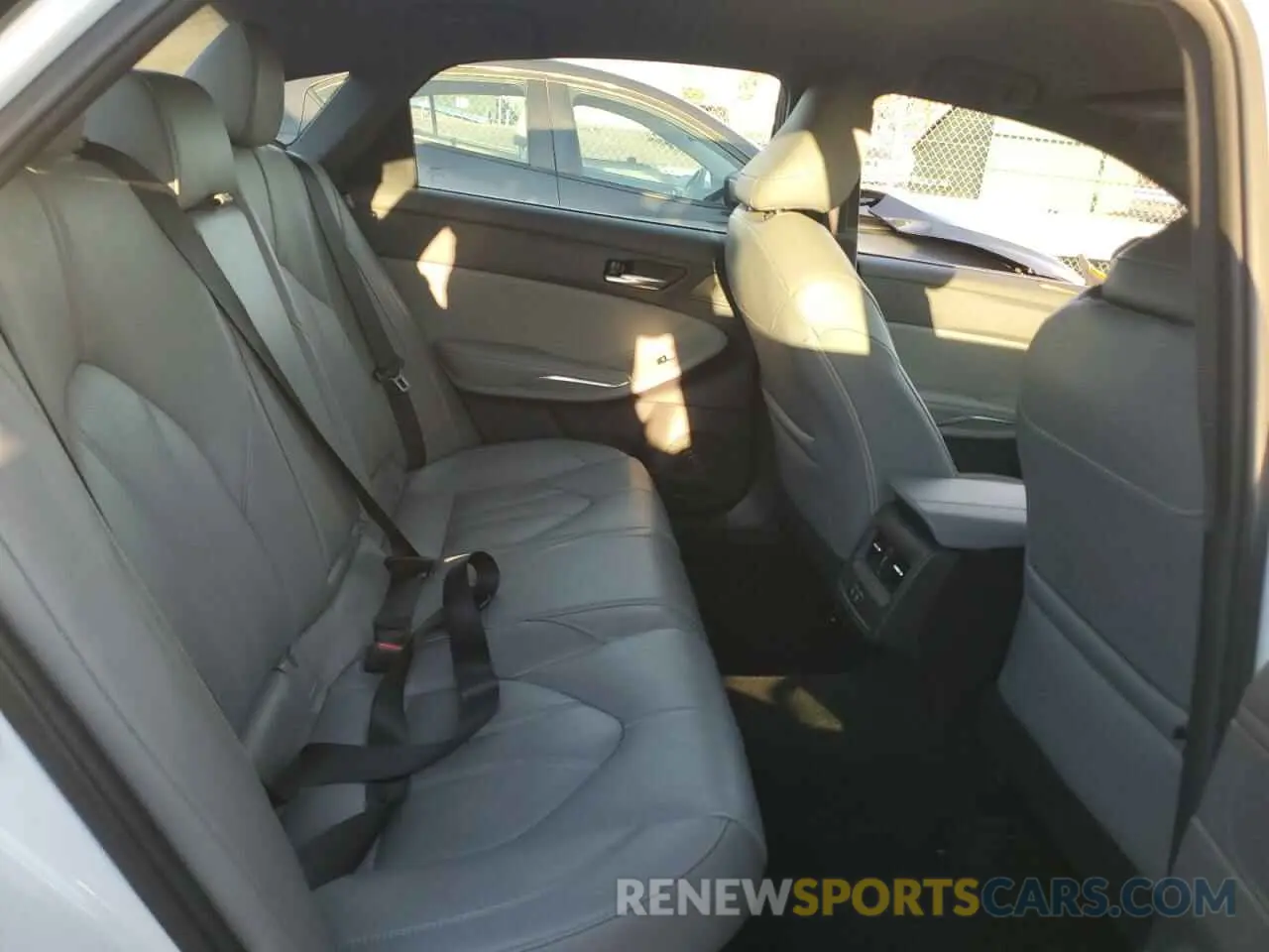 10 Photograph of a damaged car 4T1J21FB5LU015115 TOYOTA AVALON 2020