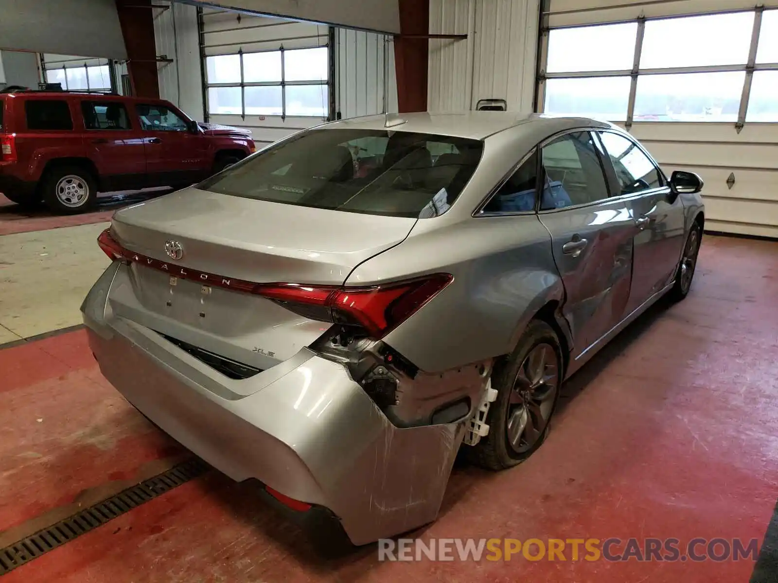 4 Photograph of a damaged car 4T1JZ1FB6LU050015 TOYOTA AVALON 2020