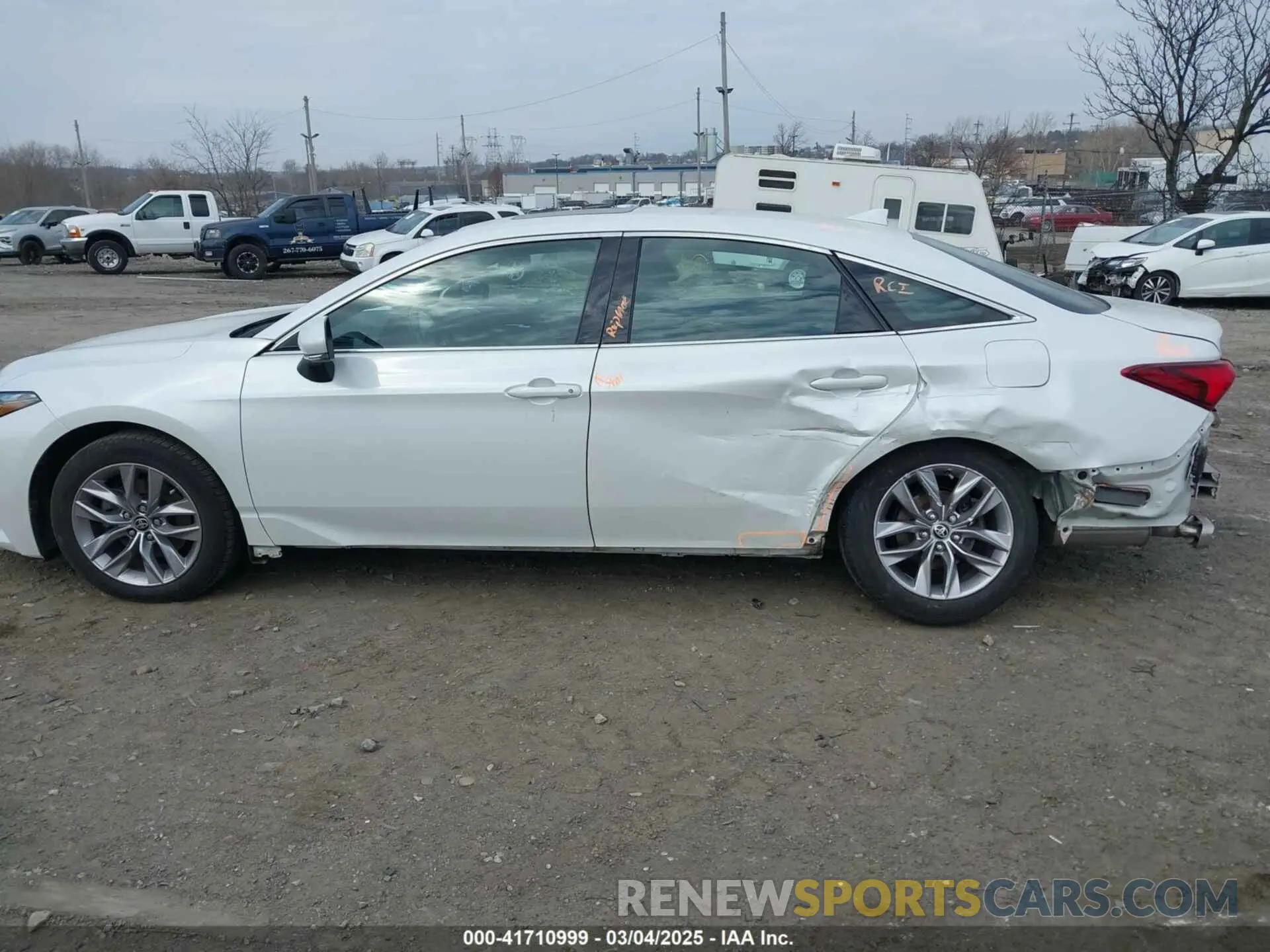 14 Photograph of a damaged car 4T1AZ1FB2MU058100 TOYOTA AVALON 2021