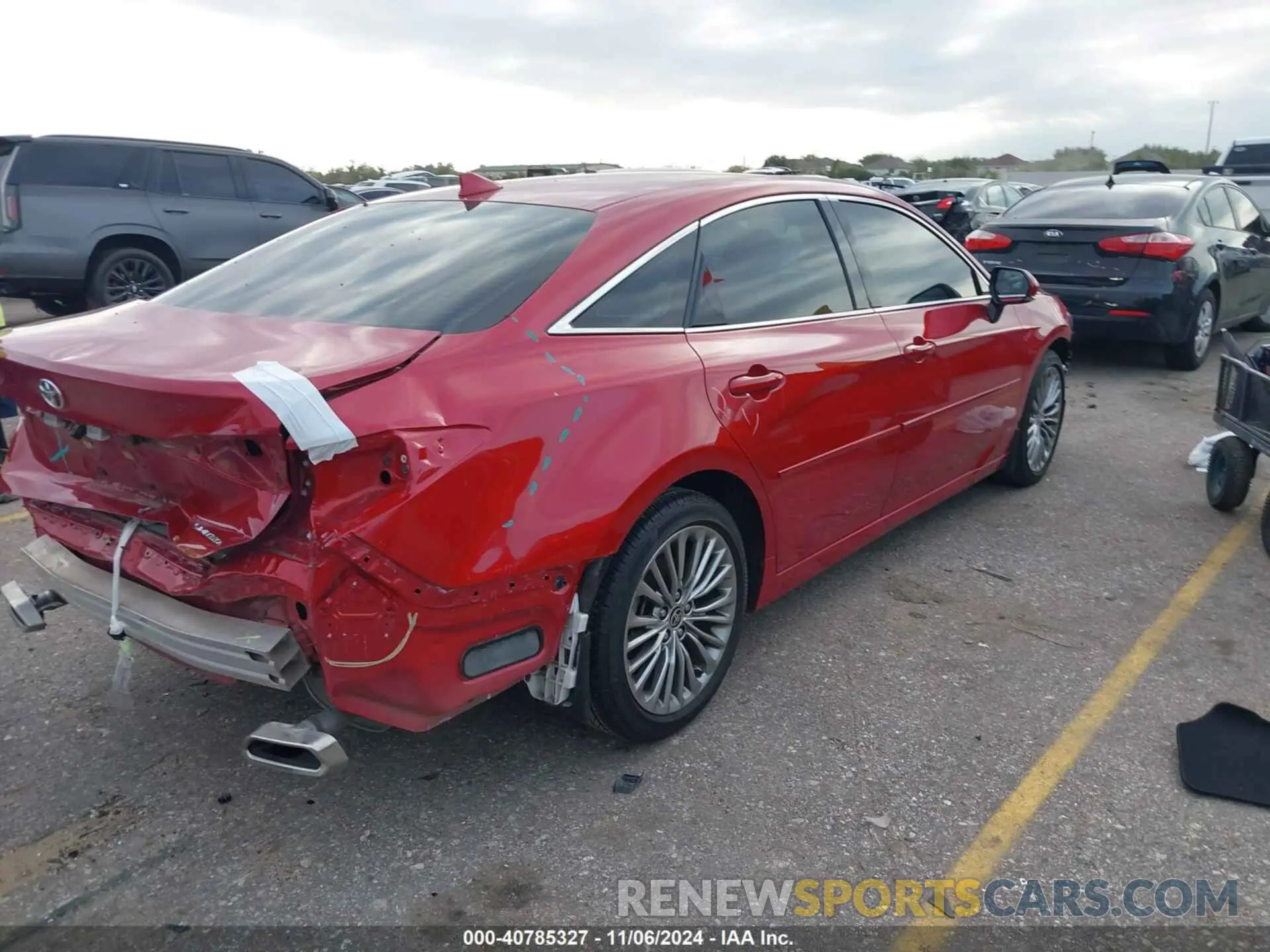 4 Photograph of a damaged car 4T1CZ1FB9NU076555 TOYOTA AVALON 2022