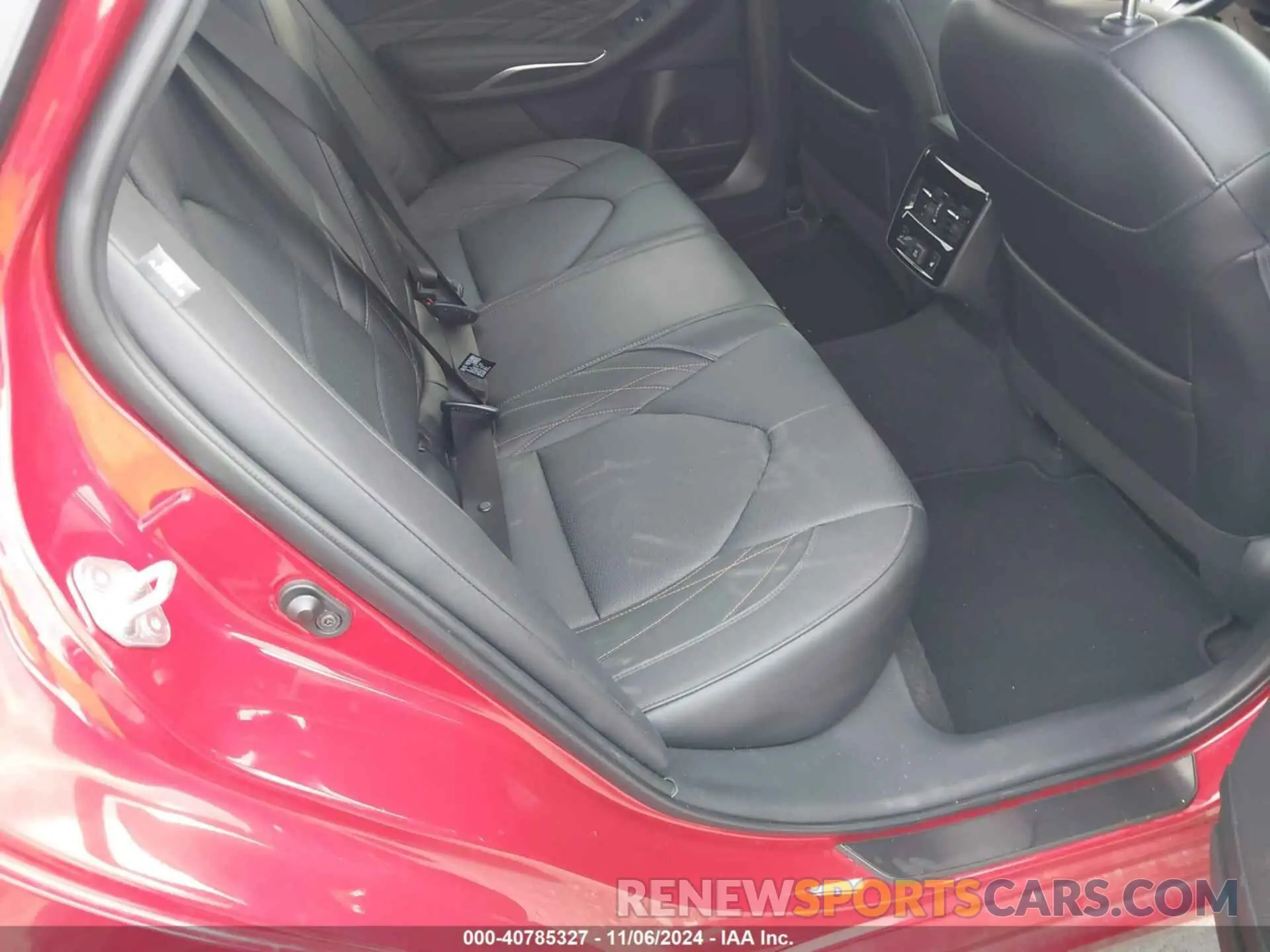 8 Photograph of a damaged car 4T1CZ1FB9NU076555 TOYOTA AVALON 2022
