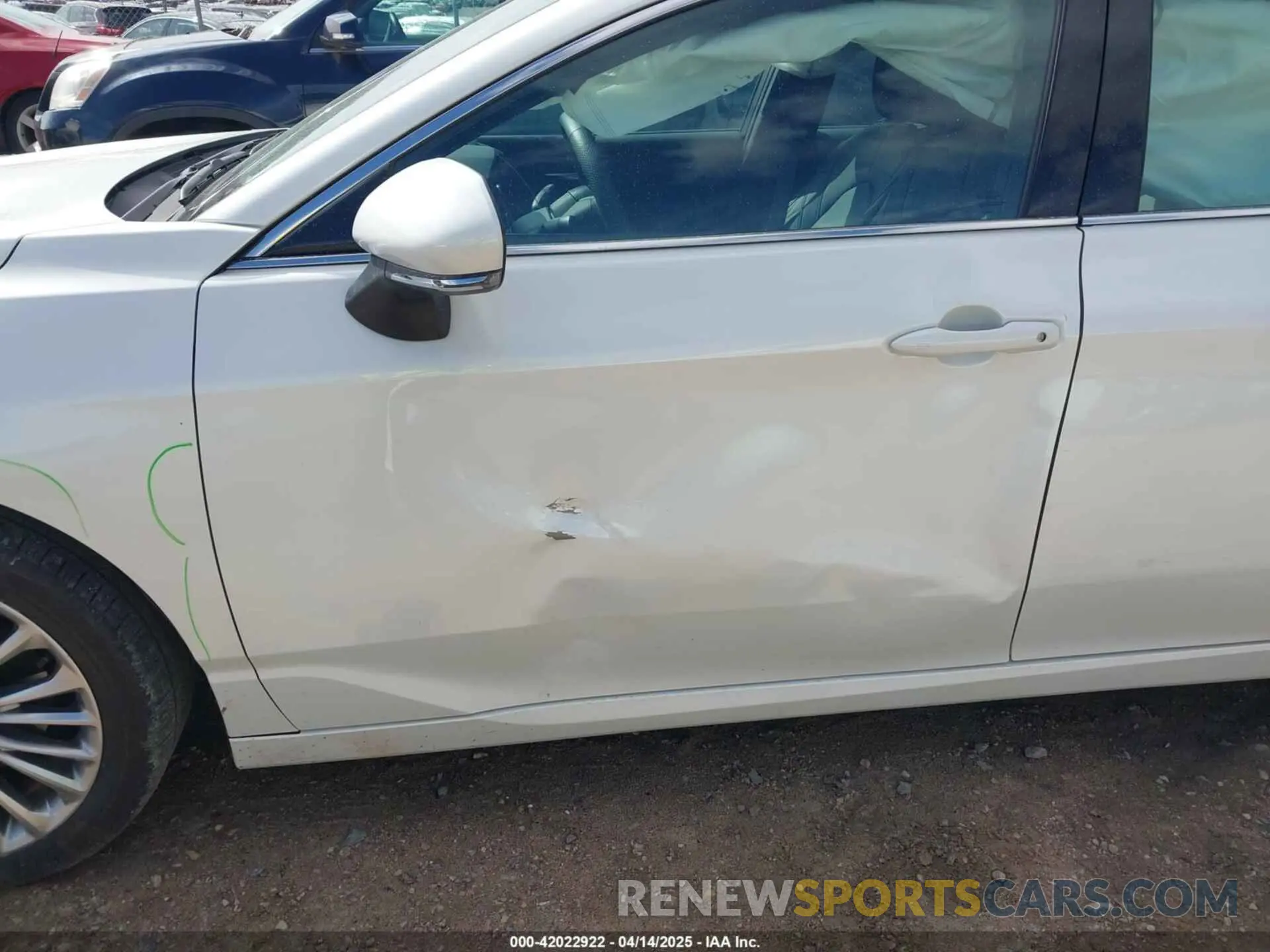 19 Photograph of a damaged car 4T1DA1AB1NU013114 TOYOTA AVALON 2022