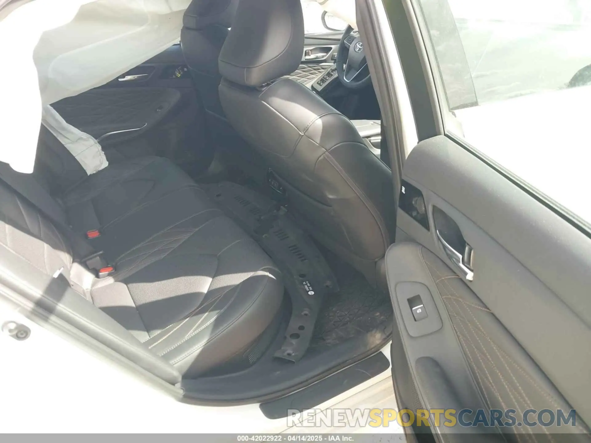8 Photograph of a damaged car 4T1DA1AB1NU013114 TOYOTA AVALON 2022
