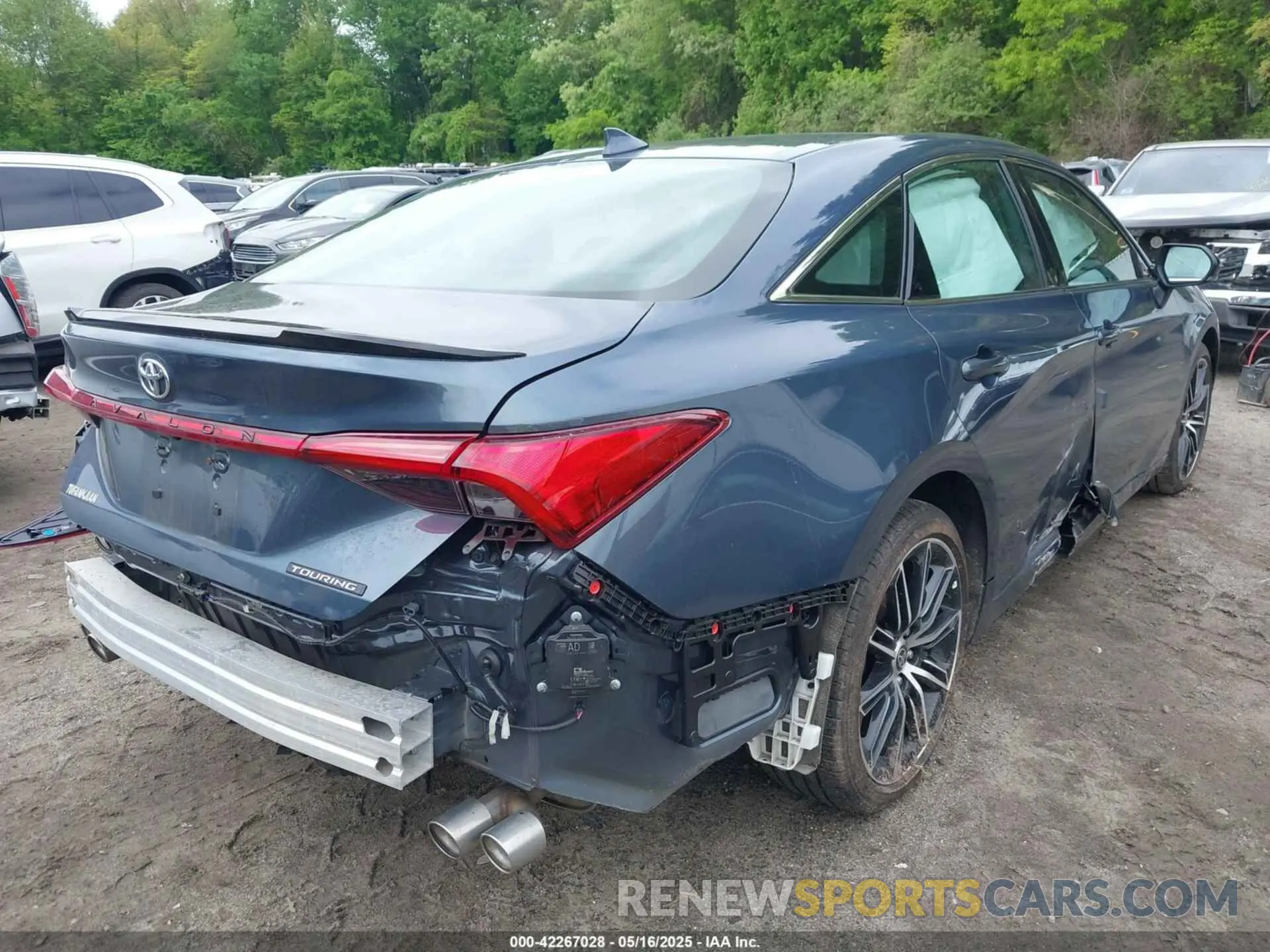 4 Photograph of a damaged car 4T1GZ1FB2NU073675 TOYOTA AVALON 2022
