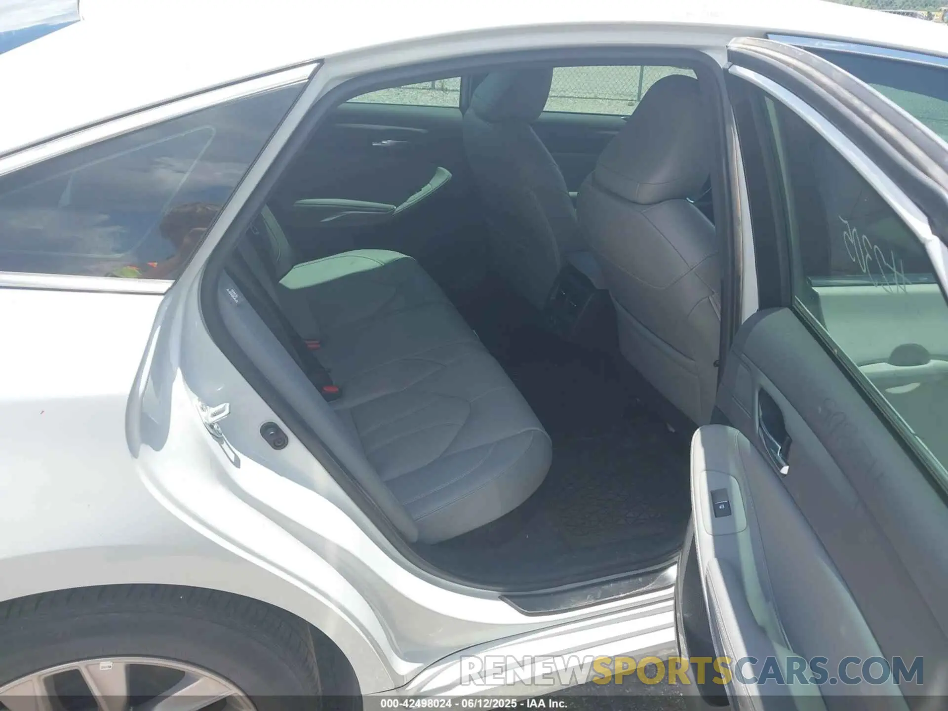 8 Photograph of a damaged car 4T1JA1AB5NU015841 TOYOTA AVALON 2022