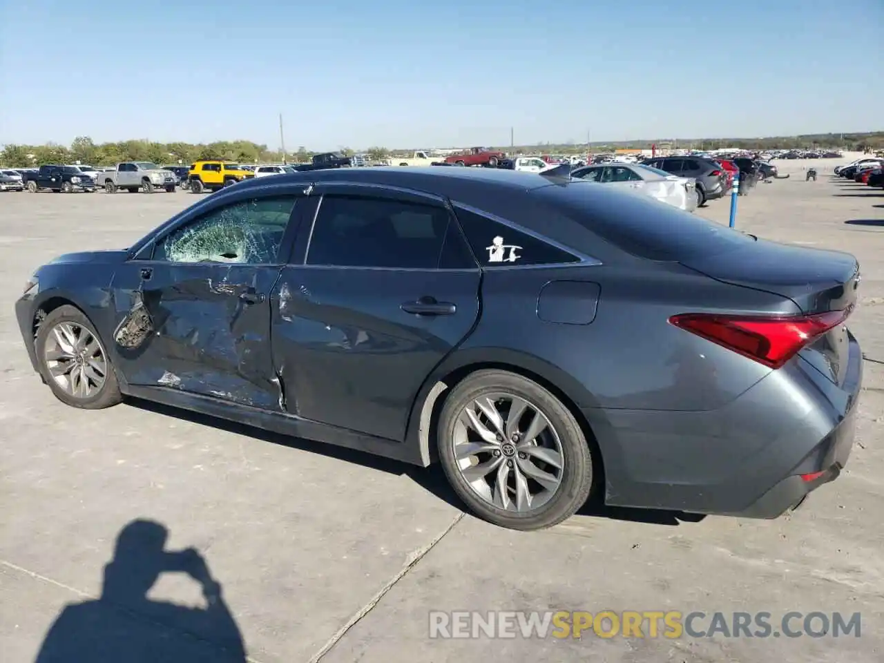 2 Photograph of a damaged car 4T1JZ1FB9NU075199 TOYOTA AVALON 2022