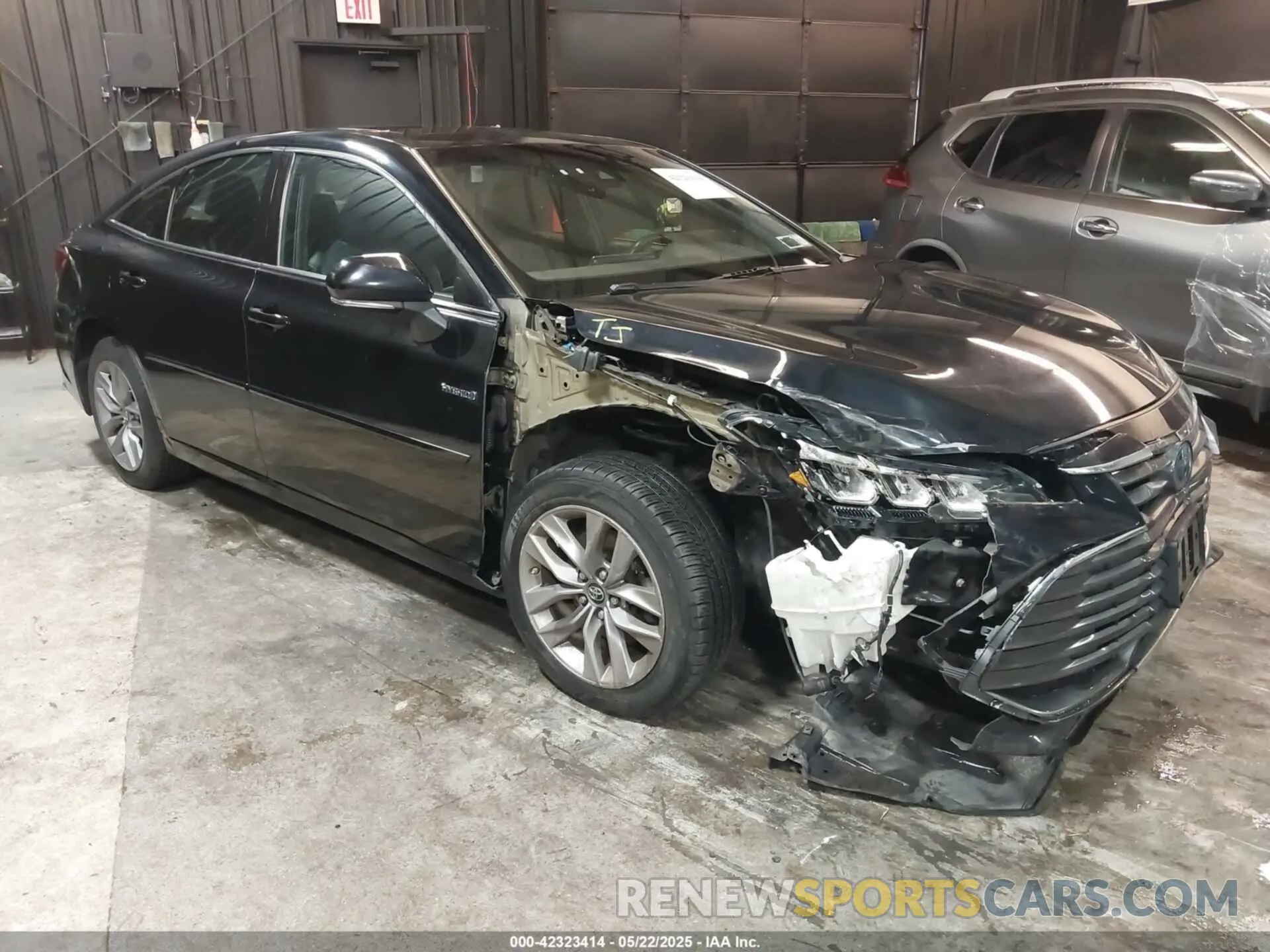 1 Photograph of a damaged car 4T1B21FB0KU008639 TOYOTA AVALON HYBRID 2019