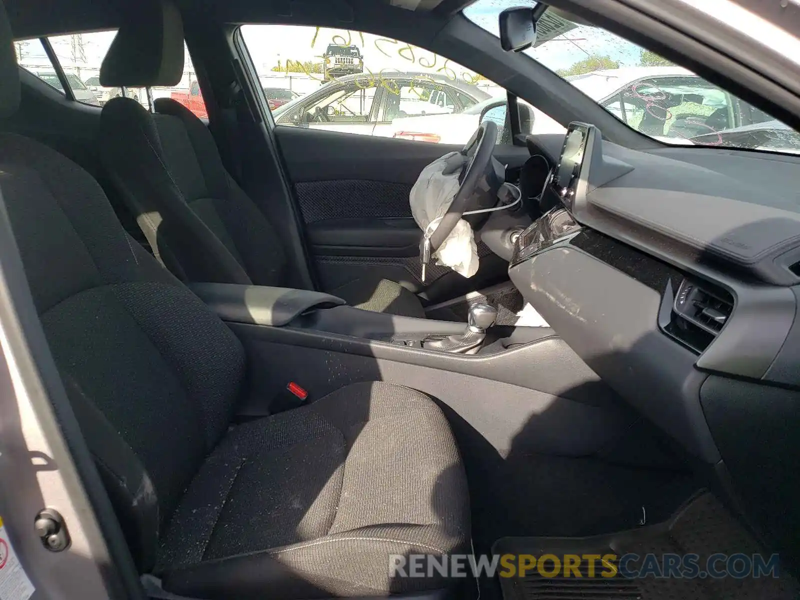 5 Photograph of a damaged car JTNKHMBX1K1061367 TOYOTA C-HR 2019