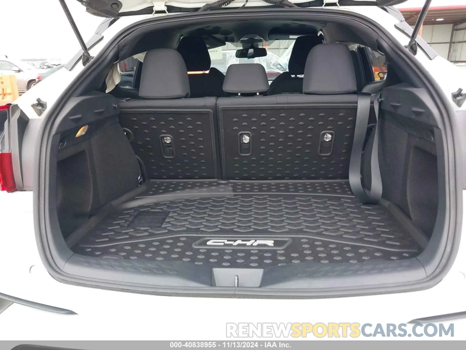 19 Photograph of a damaged car NMTKHMBX9KR081338 TOYOTA C-HR 2019