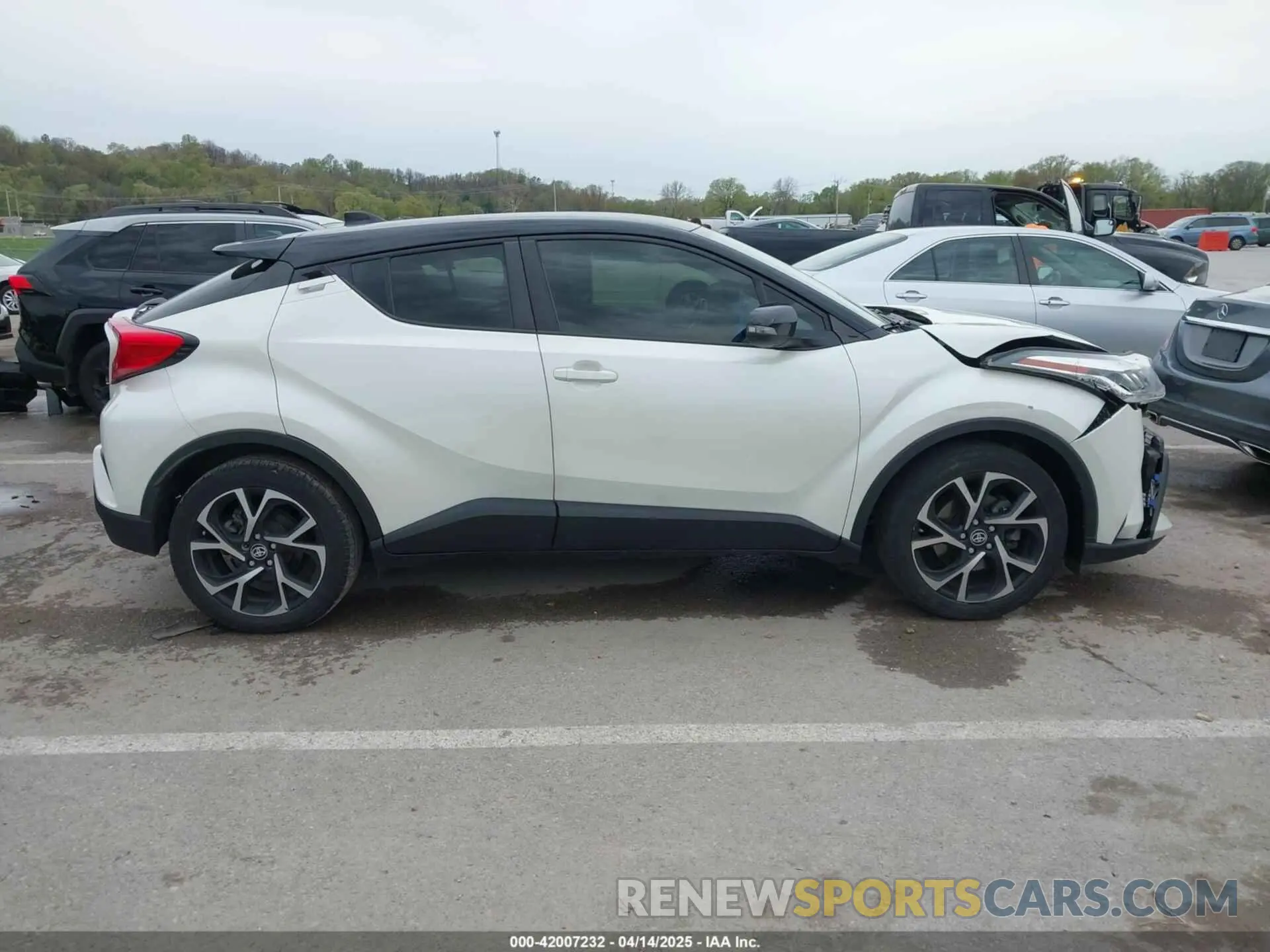 13 Photograph of a damaged car JTNKHMBX1L1066943 TOYOTA C-HR 2020