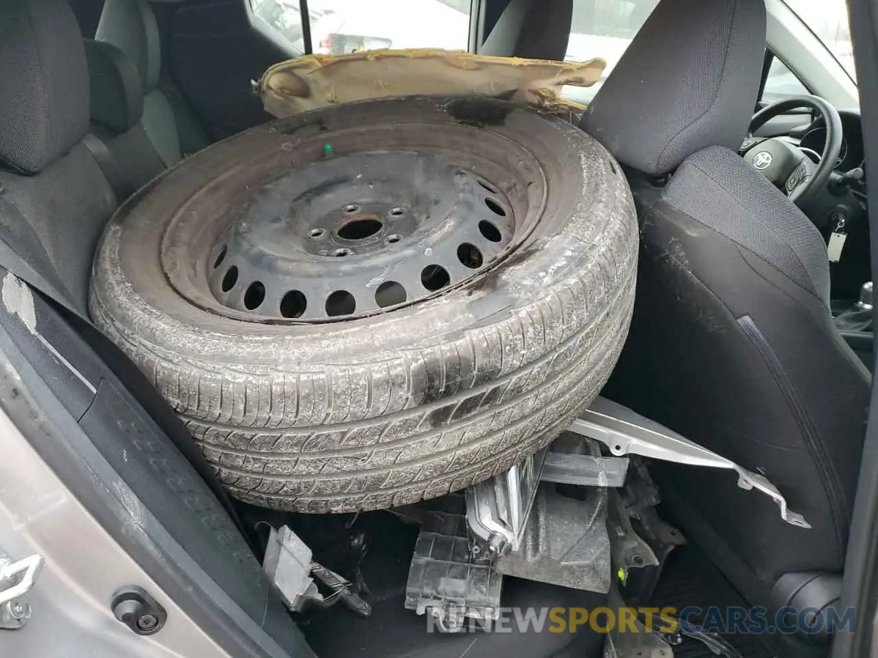 11 Photograph of a damaged car JTNKHMBX2L1062867 TOYOTA C-HR 2020