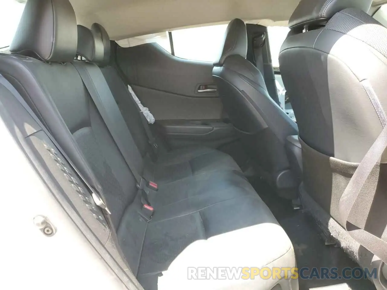 11 Photograph of a damaged car JTNKHMBX3L1074624 TOYOTA C-HR 2020