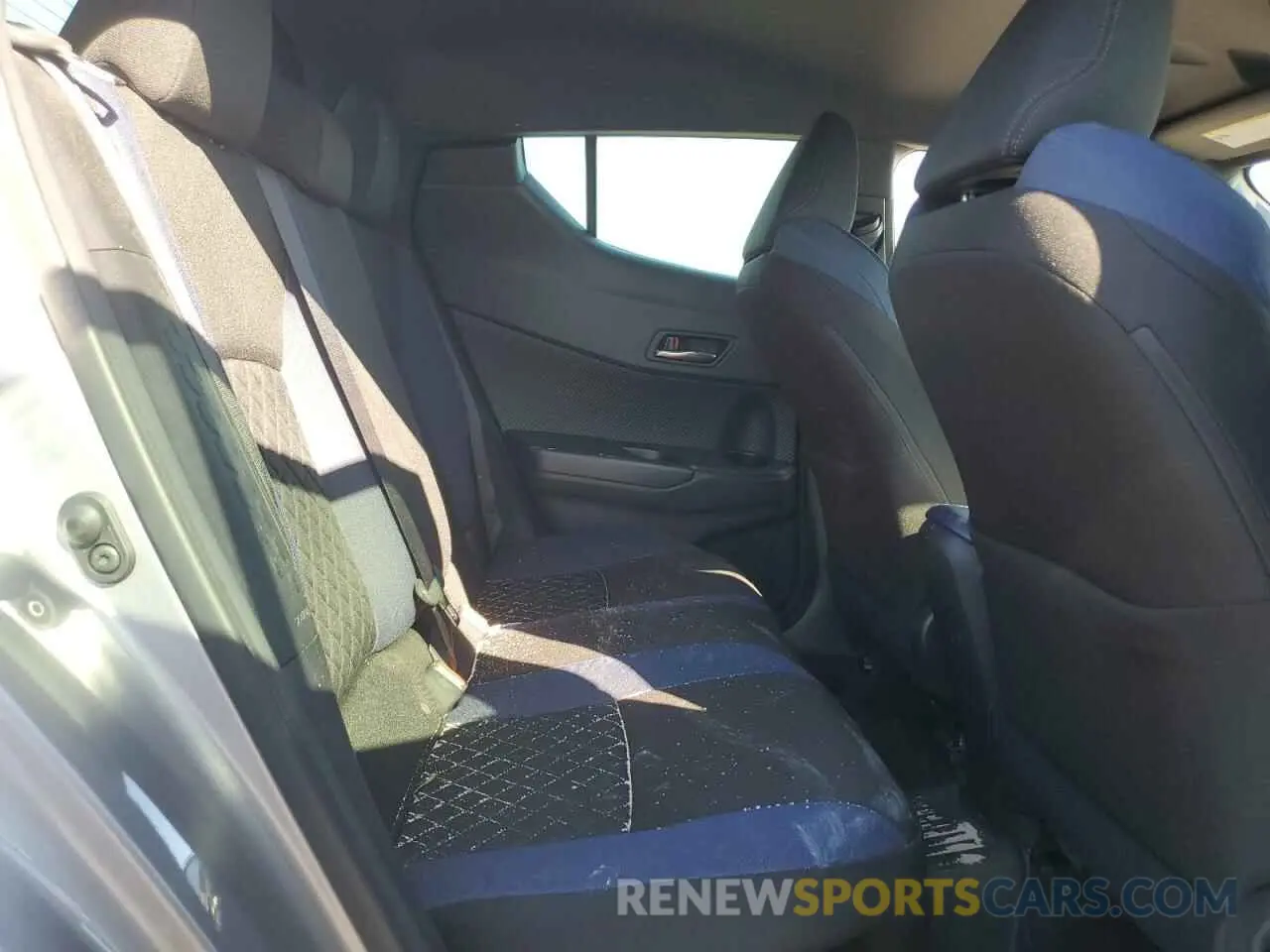 10 Photograph of a damaged car JTNKHMBX4L1064121 TOYOTA C-HR 2020