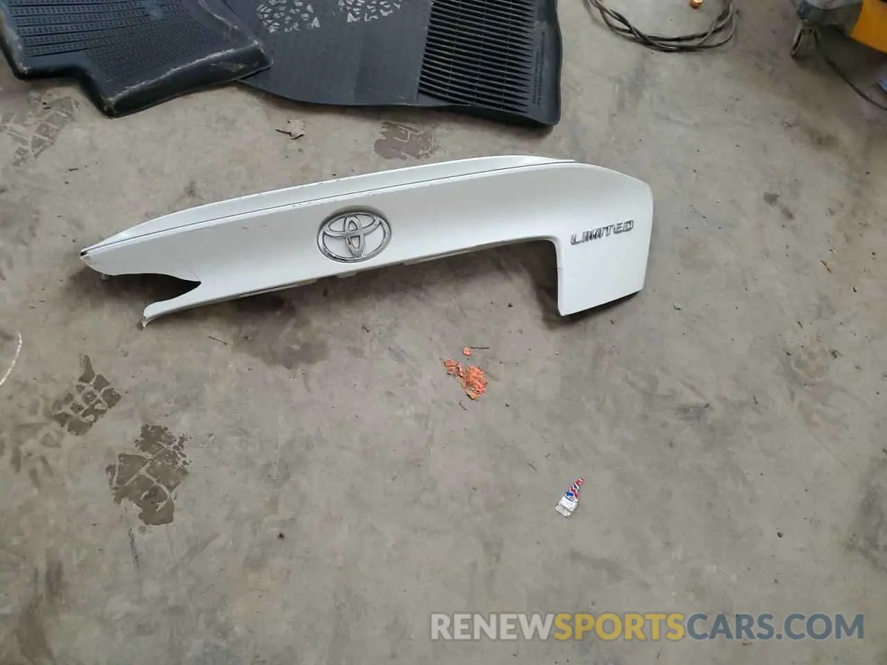 13 Photograph of a damaged car JTNKHMBX4L1083011 TOYOTA C-HR 2020