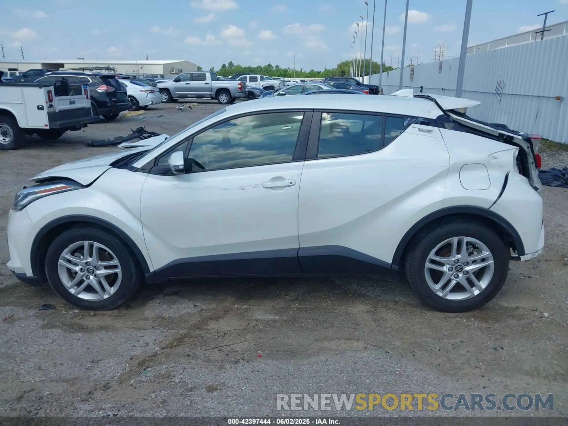15 Photograph of a damaged car JTNKHMBX4L1093909 TOYOTA C-HR 2020