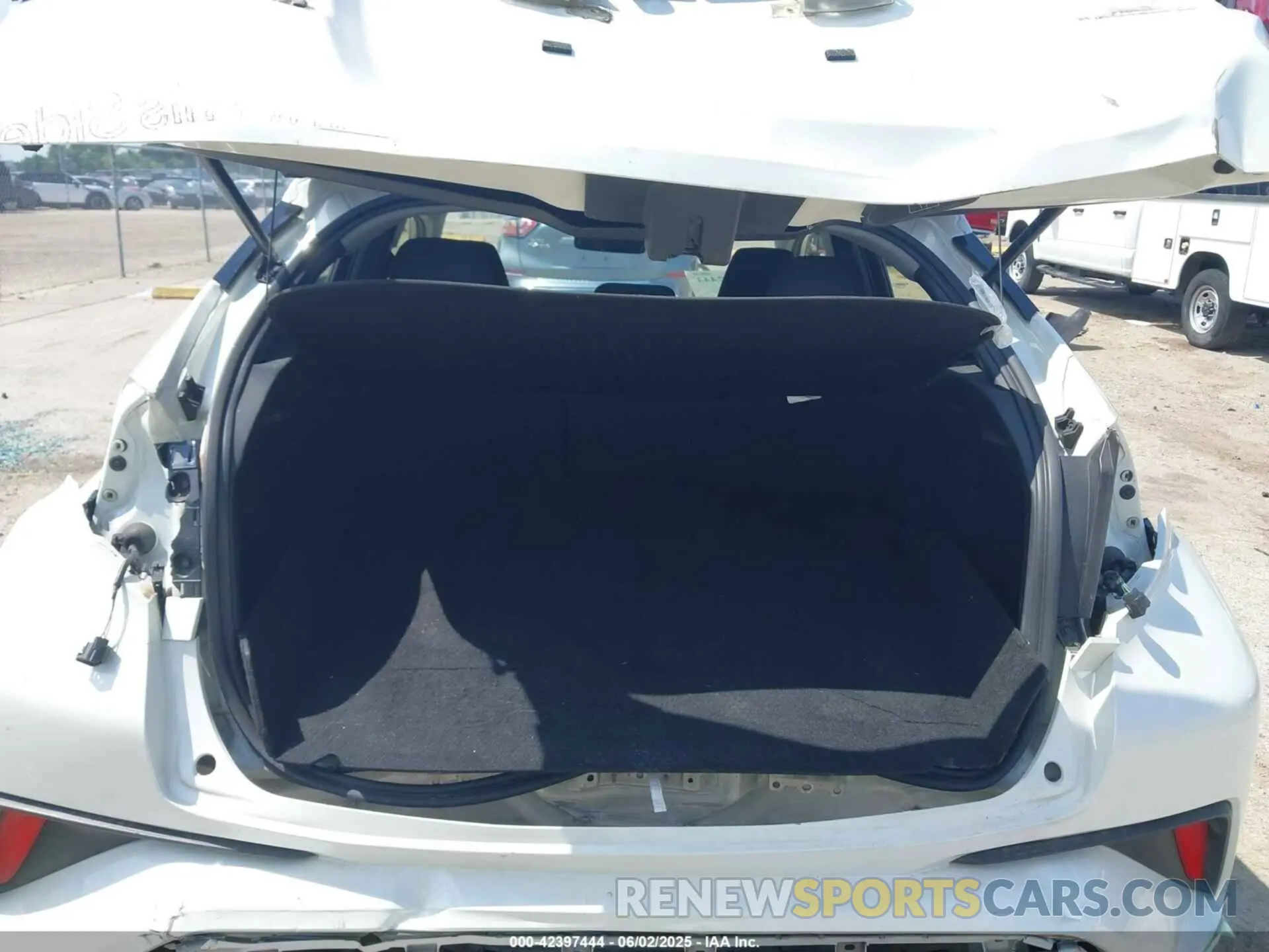 18 Photograph of a damaged car JTNKHMBX4L1093909 TOYOTA C-HR 2020