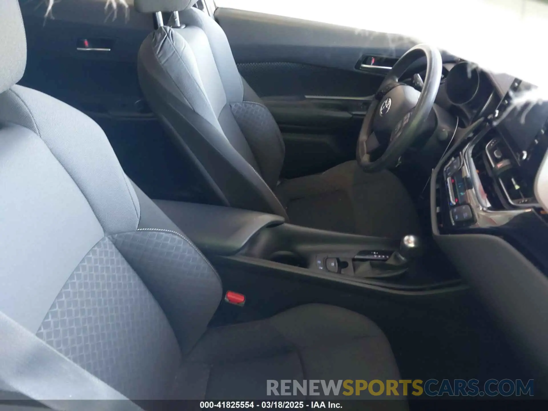 5 Photograph of a damaged car JTNKHMBX8L1068088 TOYOTA C-HR 2020