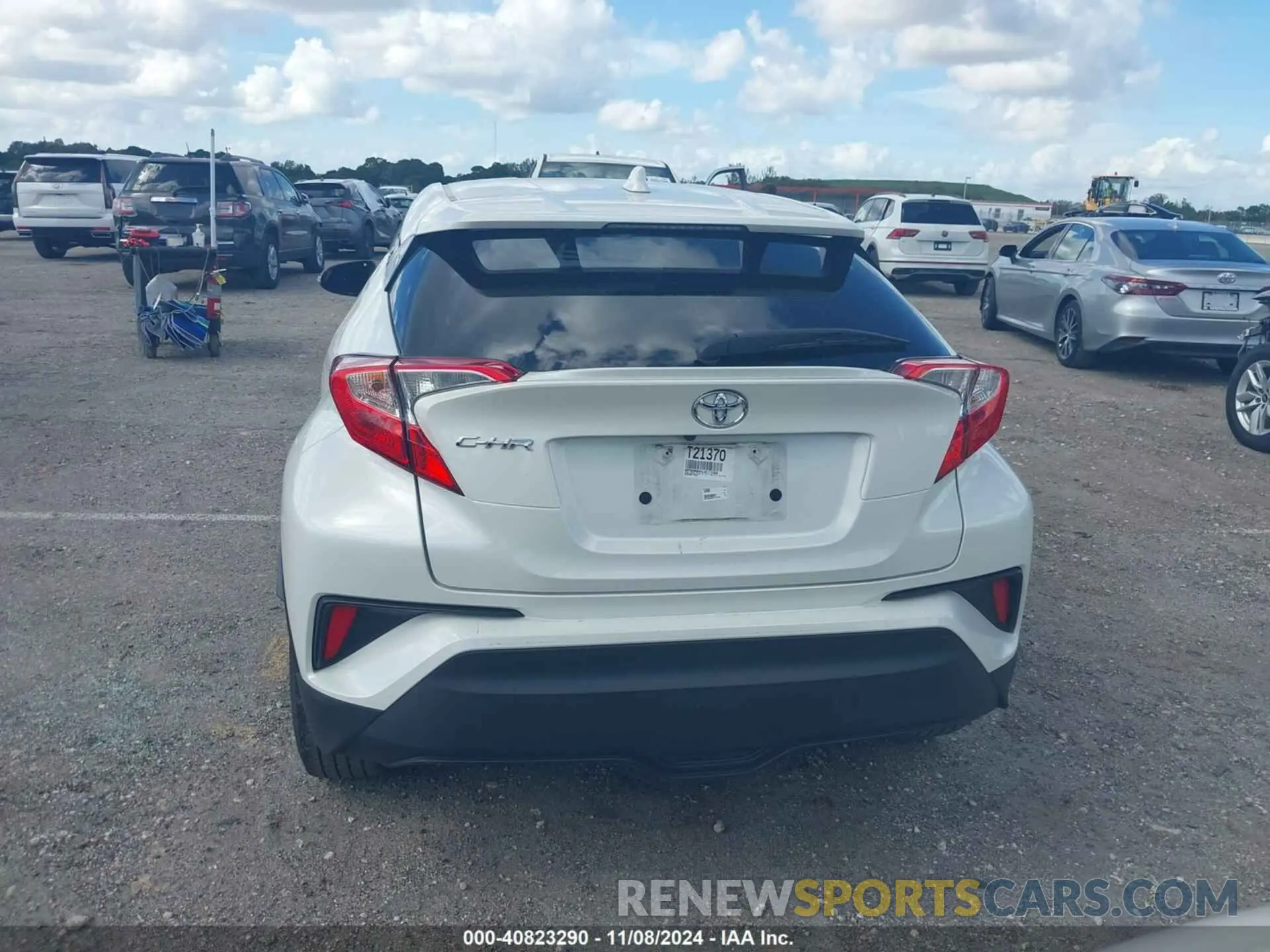 17 Photograph of a damaged car NMTKHMBX0LR111568 TOYOTA C-HR 2020