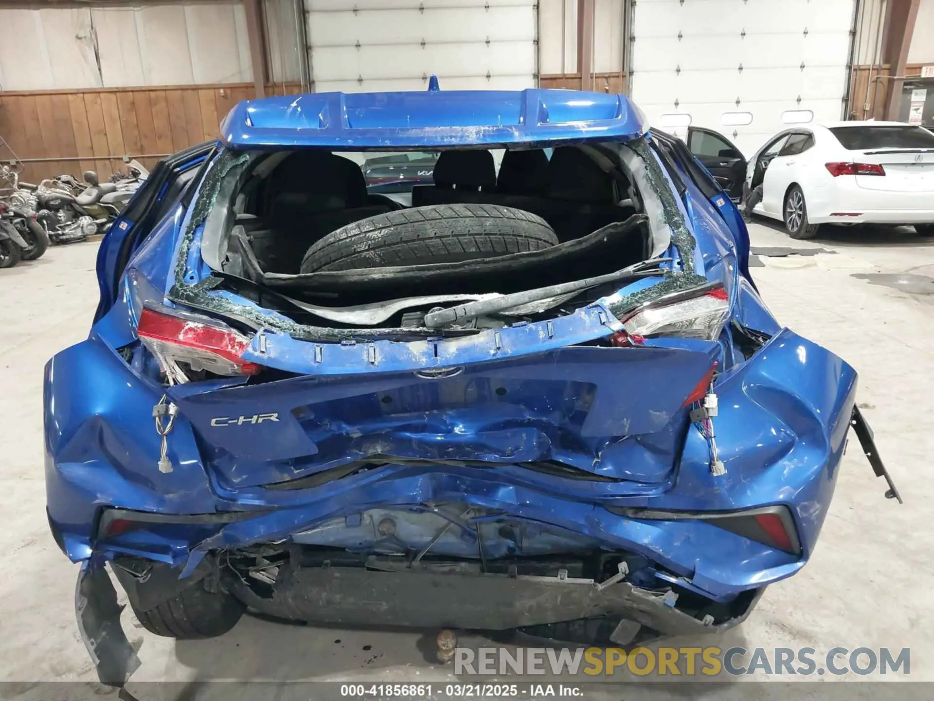 17 Photograph of a damaged car NMTKHMBX5LR112084 TOYOTA C-HR 2020