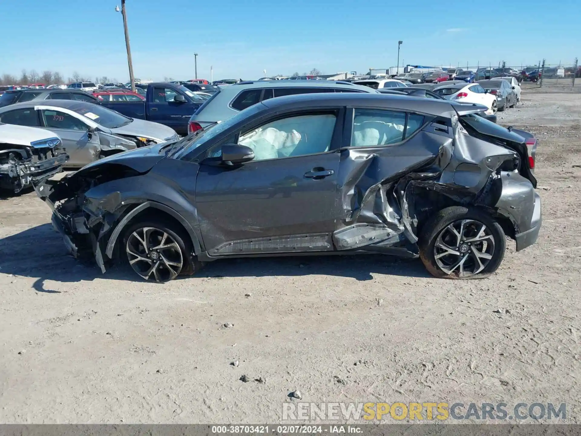 6 Photograph of a damaged car NMTKHMBX6LR113695 TOYOTA C-HR 2020