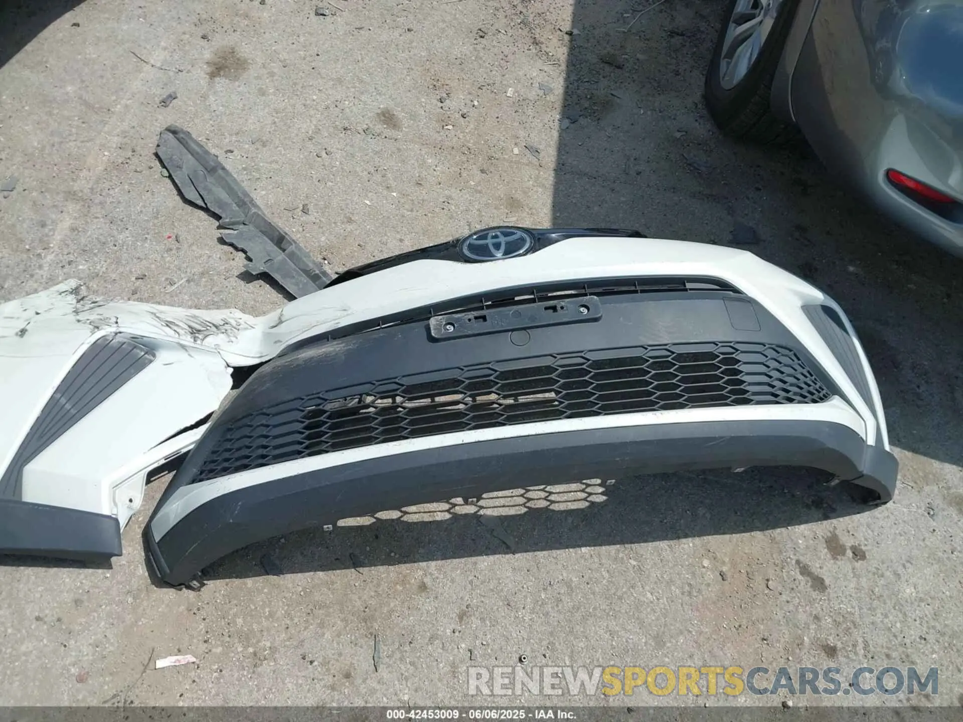 12 Photograph of a damaged car NMTKHMBX7LR117898 TOYOTA C-HR 2020