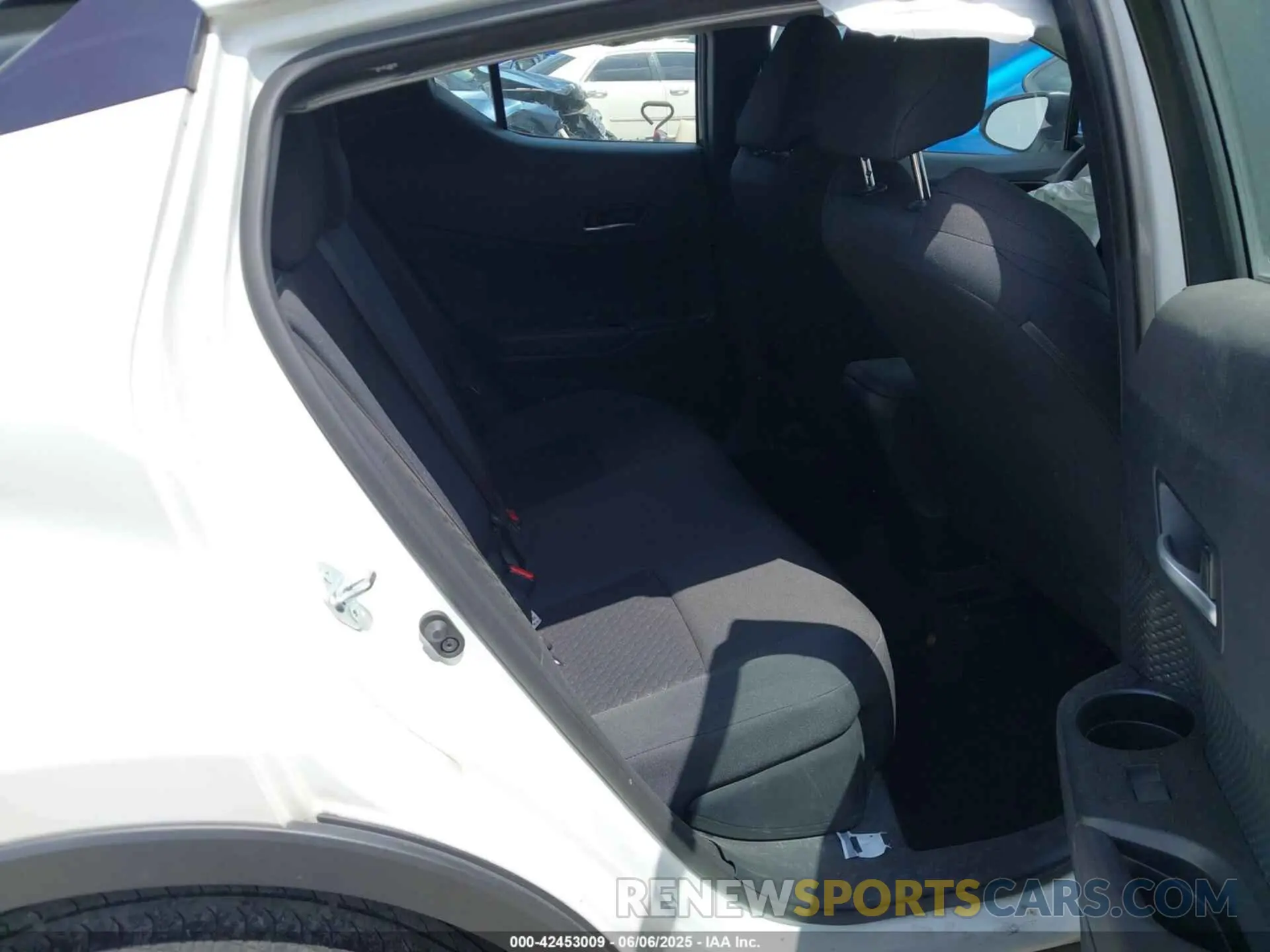 8 Photograph of a damaged car NMTKHMBX7LR117898 TOYOTA C-HR 2020