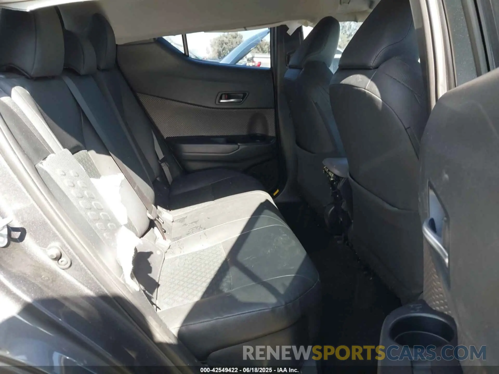 8 Photograph of a damaged car NMTKHMBX0NR142838 TOYOTA C-HR 2022