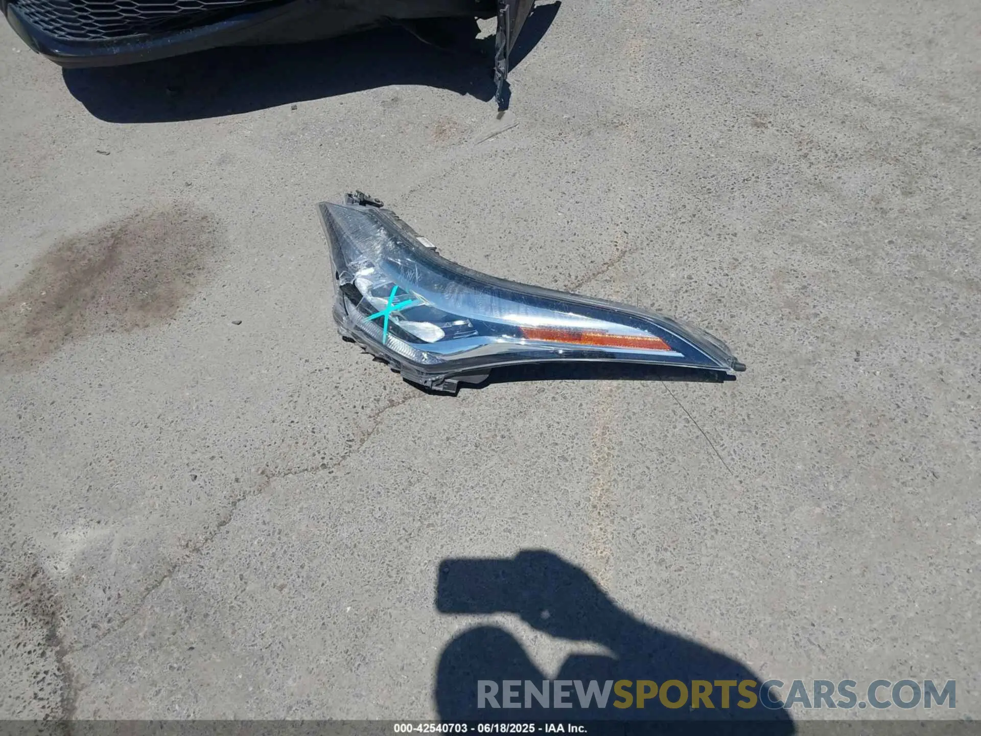 12 Photograph of a damaged car NMTKHMBX1NR142766 TOYOTA C-HR 2022