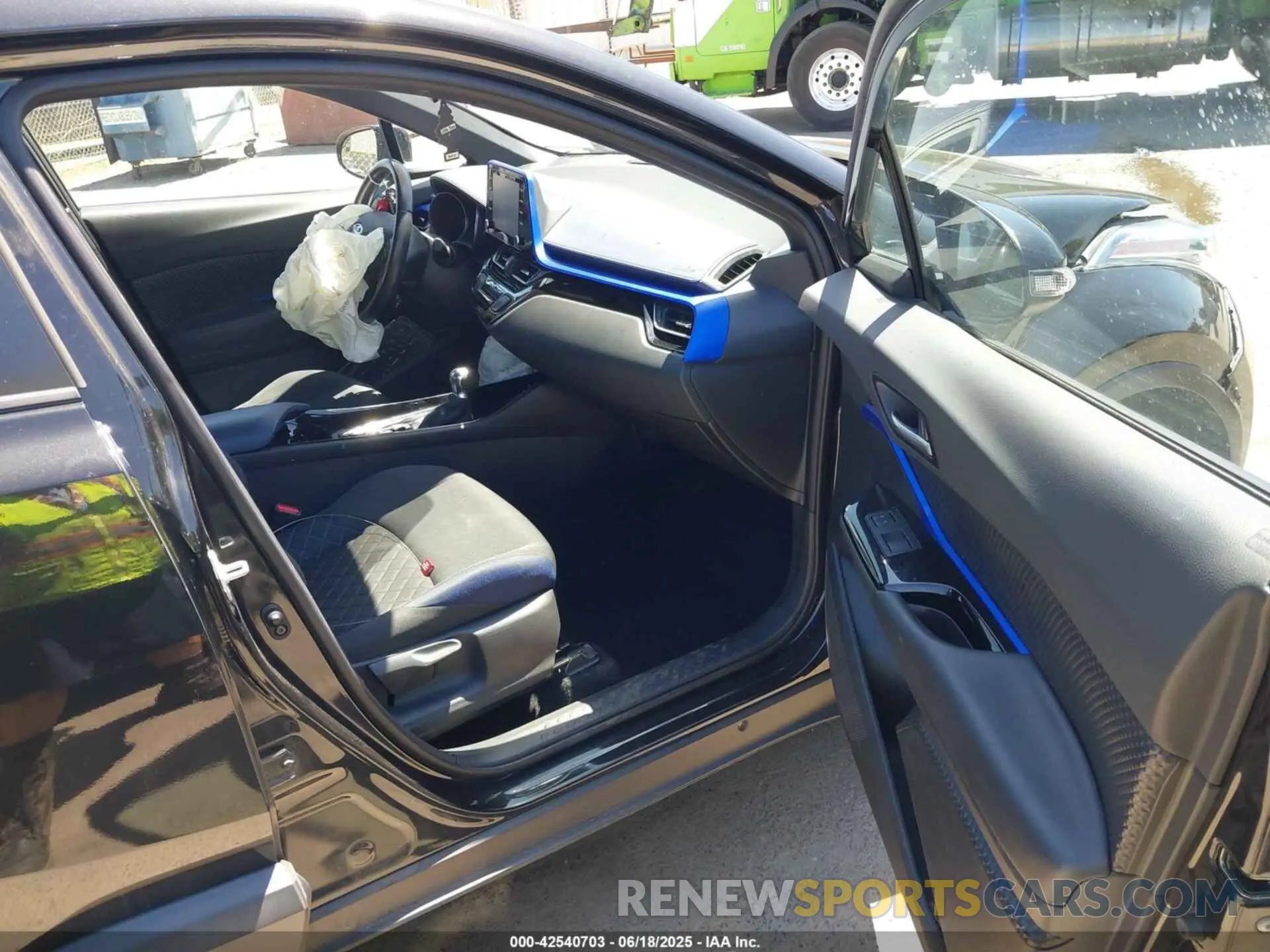 5 Photograph of a damaged car NMTKHMBX1NR142766 TOYOTA C-HR 2022