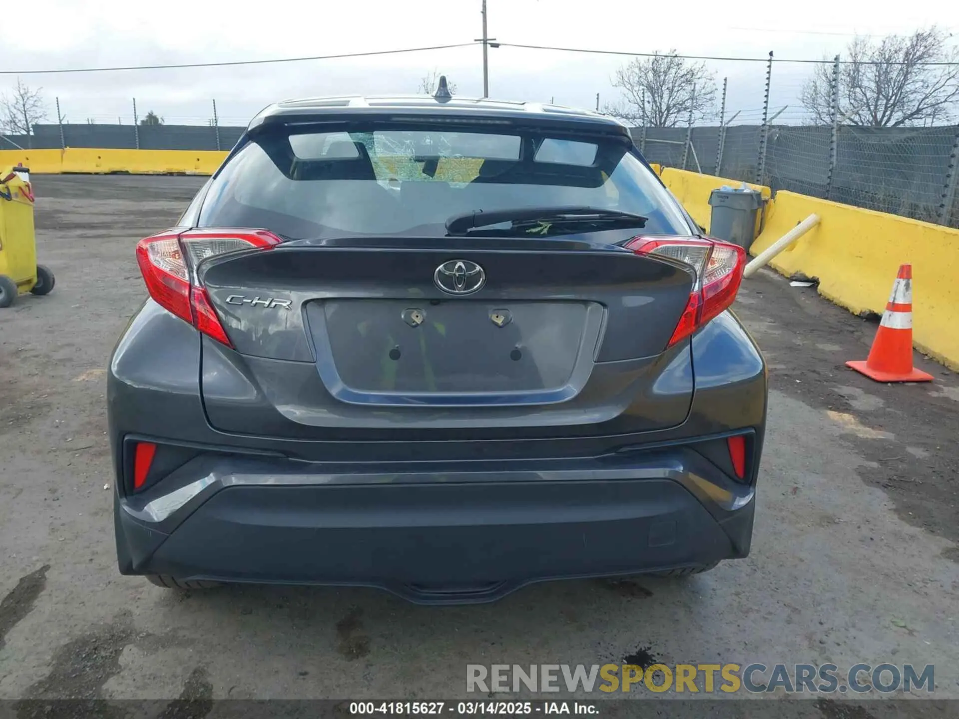 17 Photograph of a damaged car NMTKHMBX6NR147770 TOYOTA C-HR 2022