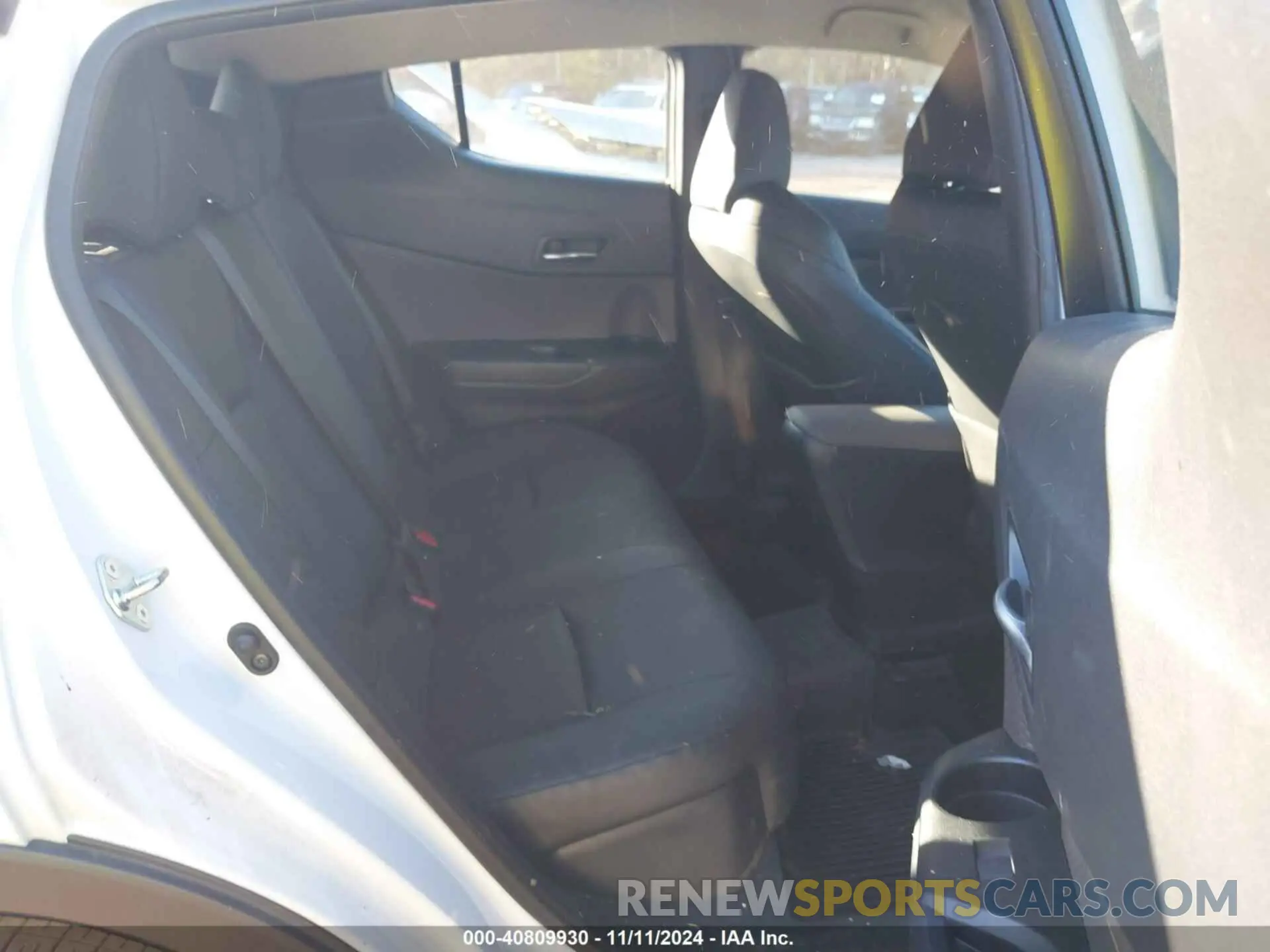8 Photograph of a damaged car NMTKHMBX7NR146336 TOYOTA C-HR 2022