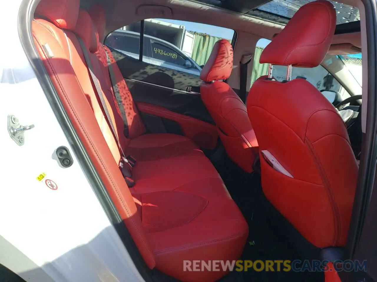 10 Photograph of a damaged car 4T1B61HK0JU086869 TOYOTA CAMRY 2018