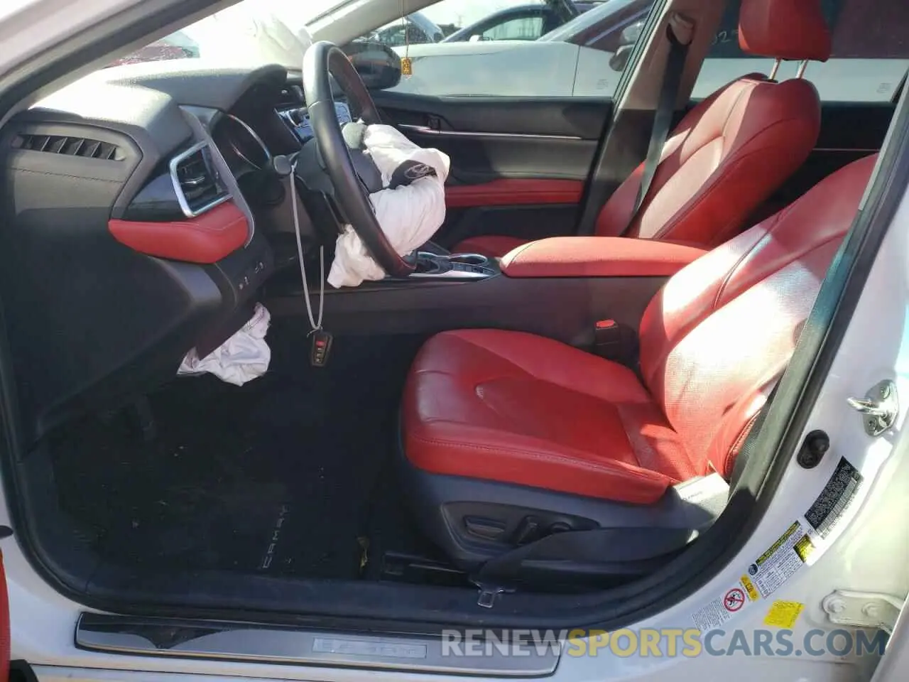 7 Photograph of a damaged car 4T1B61HK0JU086869 TOYOTA CAMRY 2018
