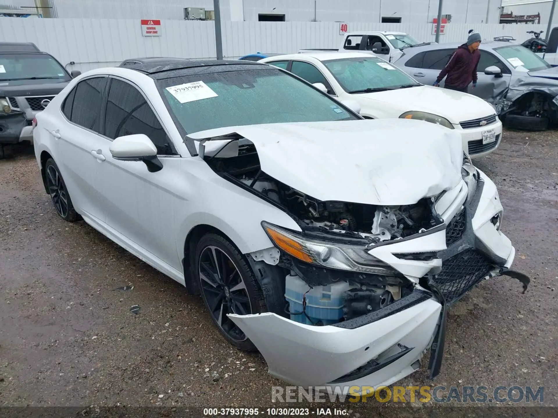 1 Photograph of a damaged car 4T1B61HK5JU642271 TOYOTA CAMRY 2018