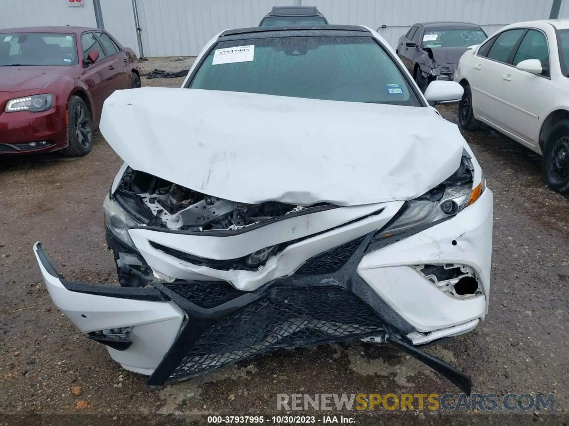 12 Photograph of a damaged car 4T1B61HK5JU642271 TOYOTA CAMRY 2018