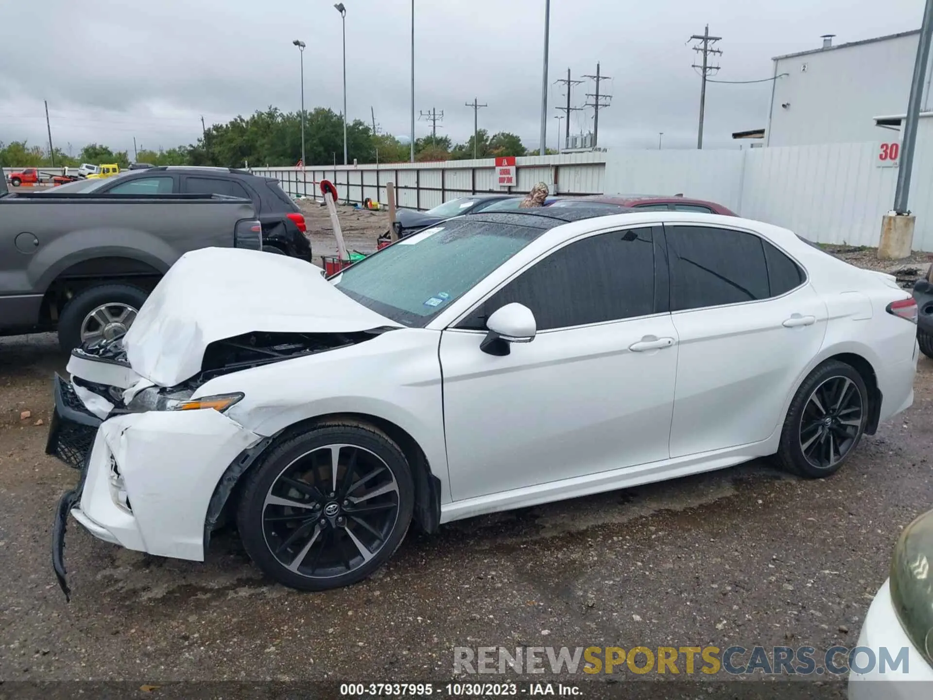 14 Photograph of a damaged car 4T1B61HK5JU642271 TOYOTA CAMRY 2018