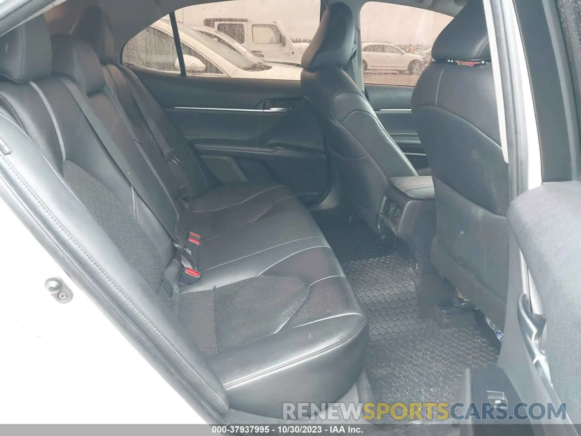 8 Photograph of a damaged car 4T1B61HK5JU642271 TOYOTA CAMRY 2018